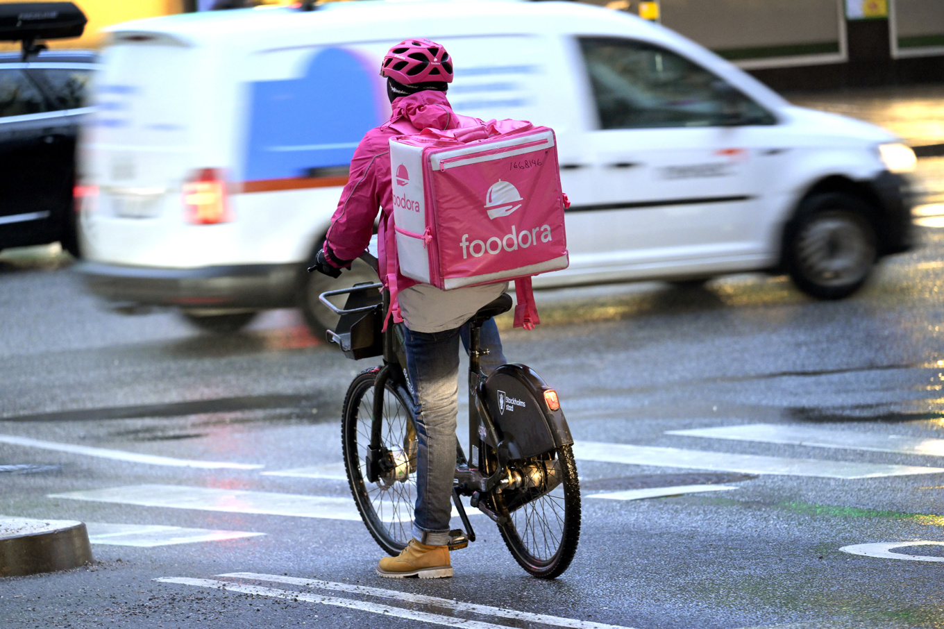 P4 Göteborg har hittat 17 domar där kriminella använt sig av Foodoras kläder eller väskor när de begått brott. Arkivbild. Foto: Janerik Henriksson/TT