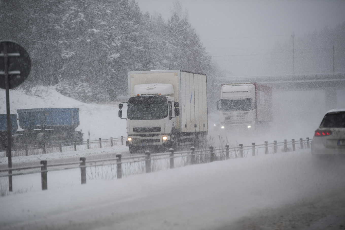 Det är risk för extra besvärligt väglag, enligt SMHI i ett stort område i mellersta Svealand och Götaland under torsdagens inledning. Arkivbild. Foto: Fredrik Sandberg/TT