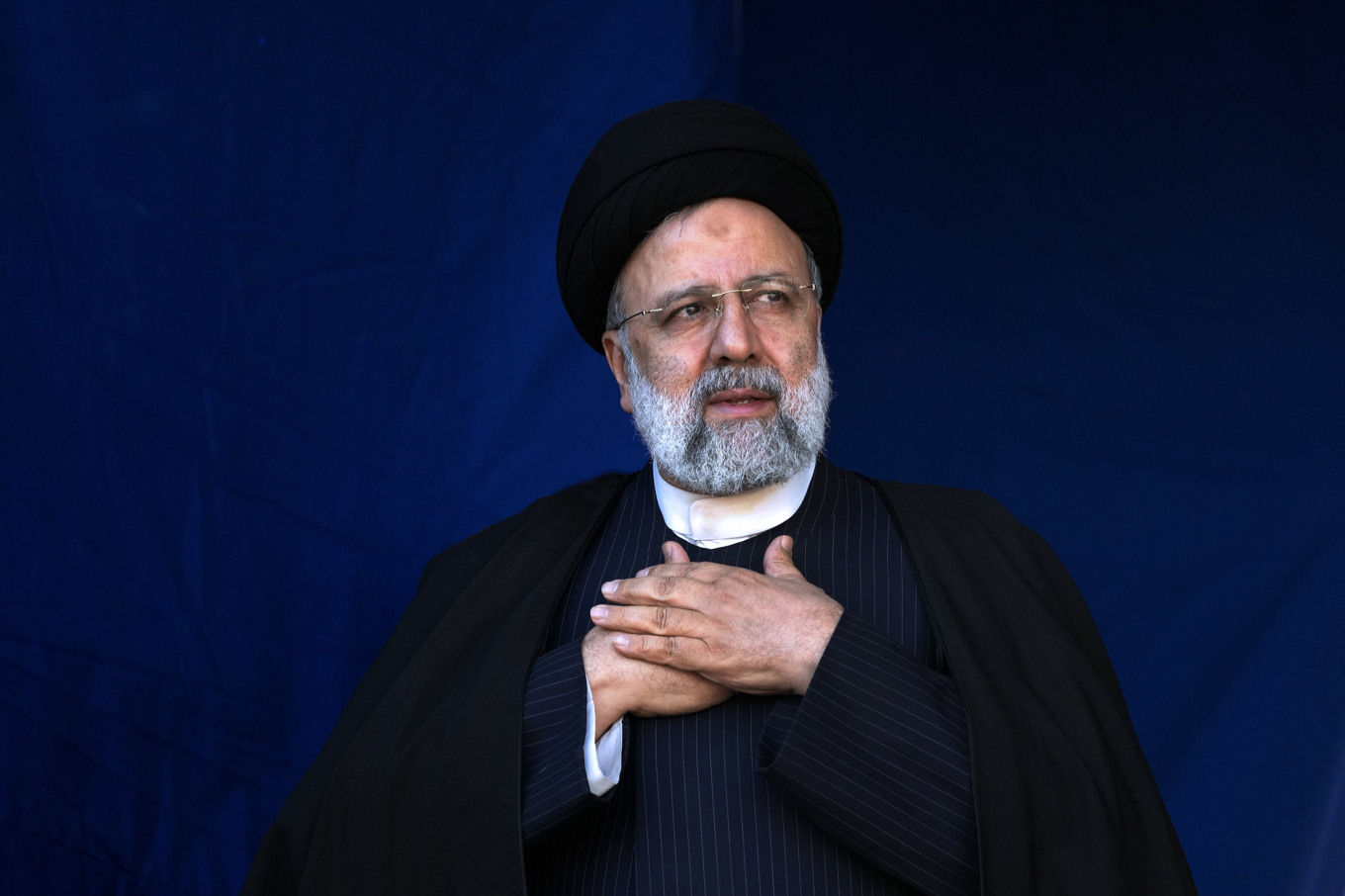 Irans president Ebrahim Raisi har varnat Israel för ett "smärtsamt svar" om Israel försöker slå tillbaka mot Iran efter den massiva attacken med bland annat drönare mot Israel den 14 april. Arkivbild. Foto: Vahid Salemi/AP/TT