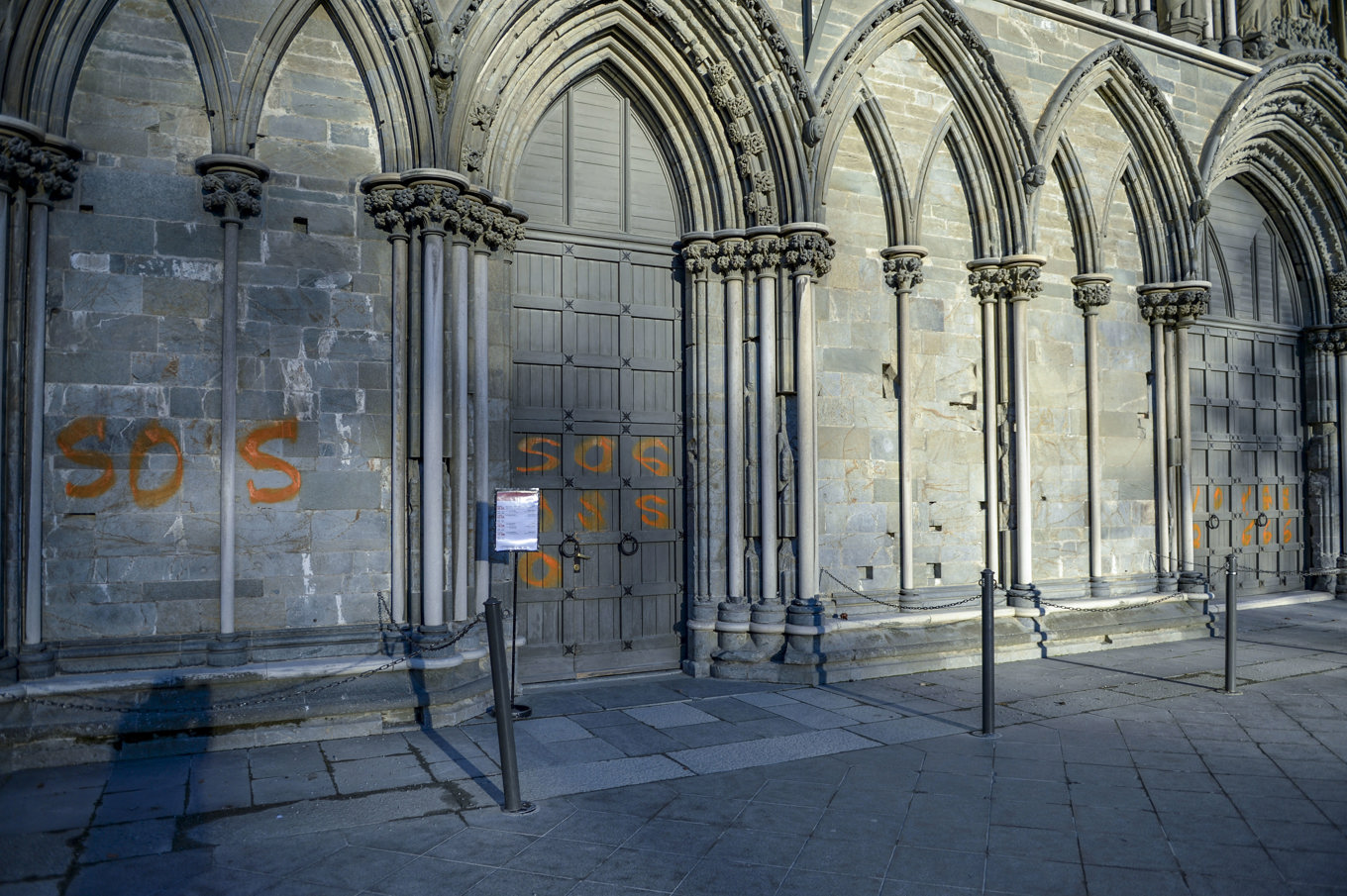 En svensk man har gripits och häktats i Norge för vandalisering av Nidarosdomen. Foto: Joakim Halvorsen/NTB