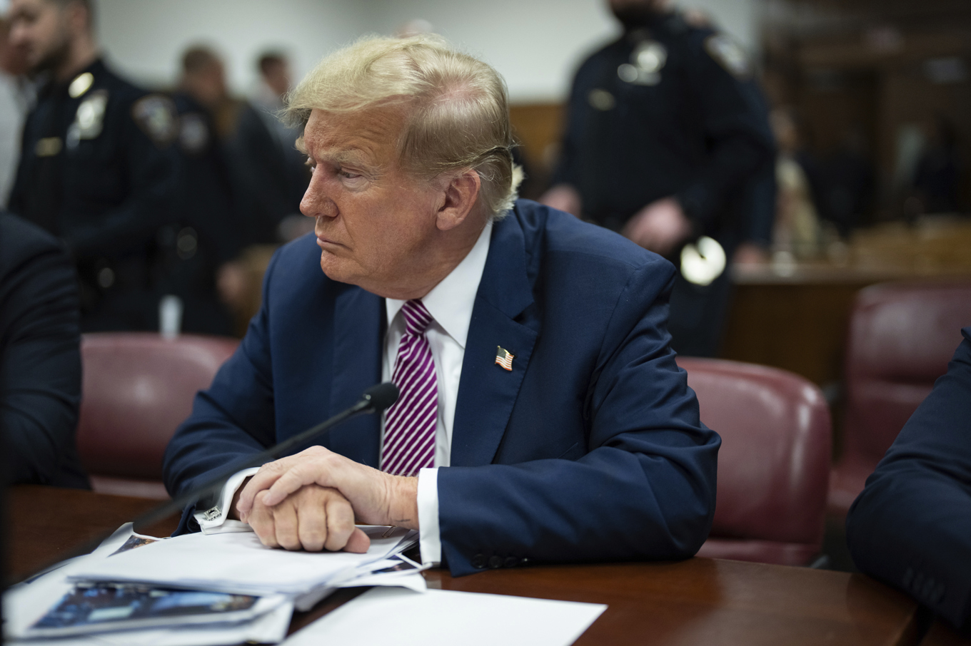 Expresident Donald Trump talar med journalister utanför rättssalen. Foto: Maansi Srivastava/Ap/TT