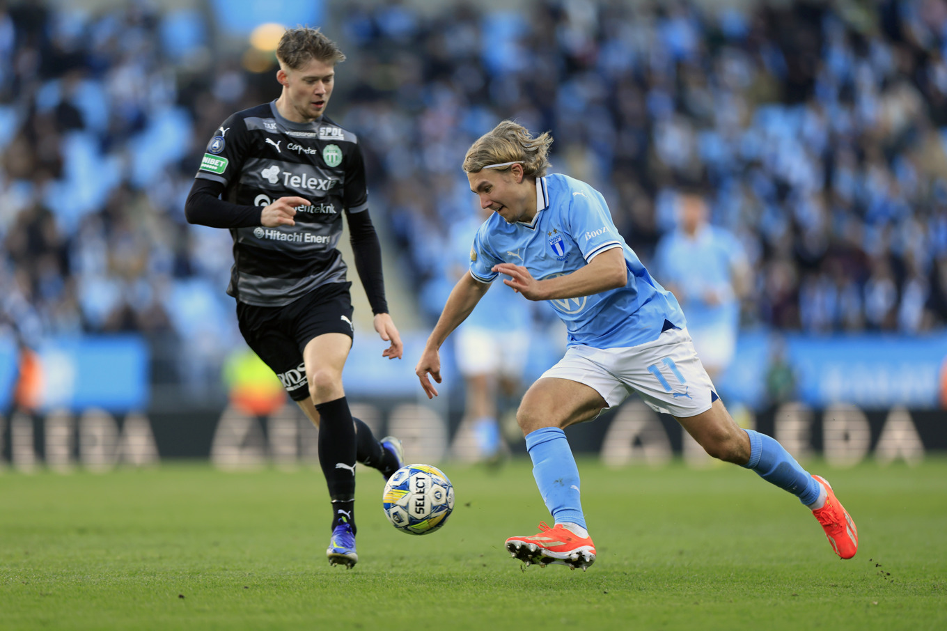Malmös matchvinnare Sebastian Nanasi utmanar mot Västerås Patric Åslund. Foto: Andreas Hillergren/TT