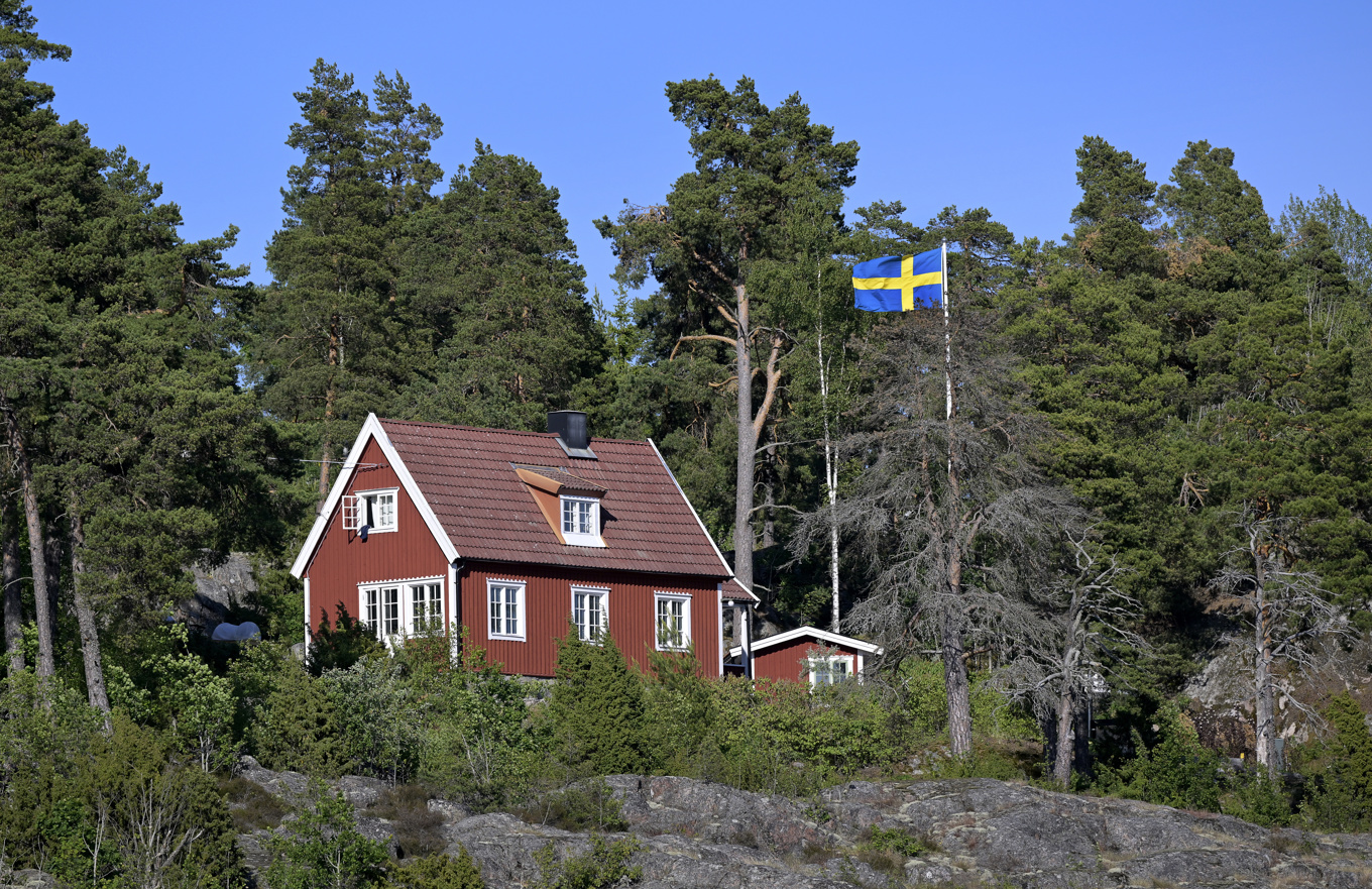 En röd stuga med vita knutar drömmer många om. Arkivbild. Foto: Janerik Henriksson/TT
