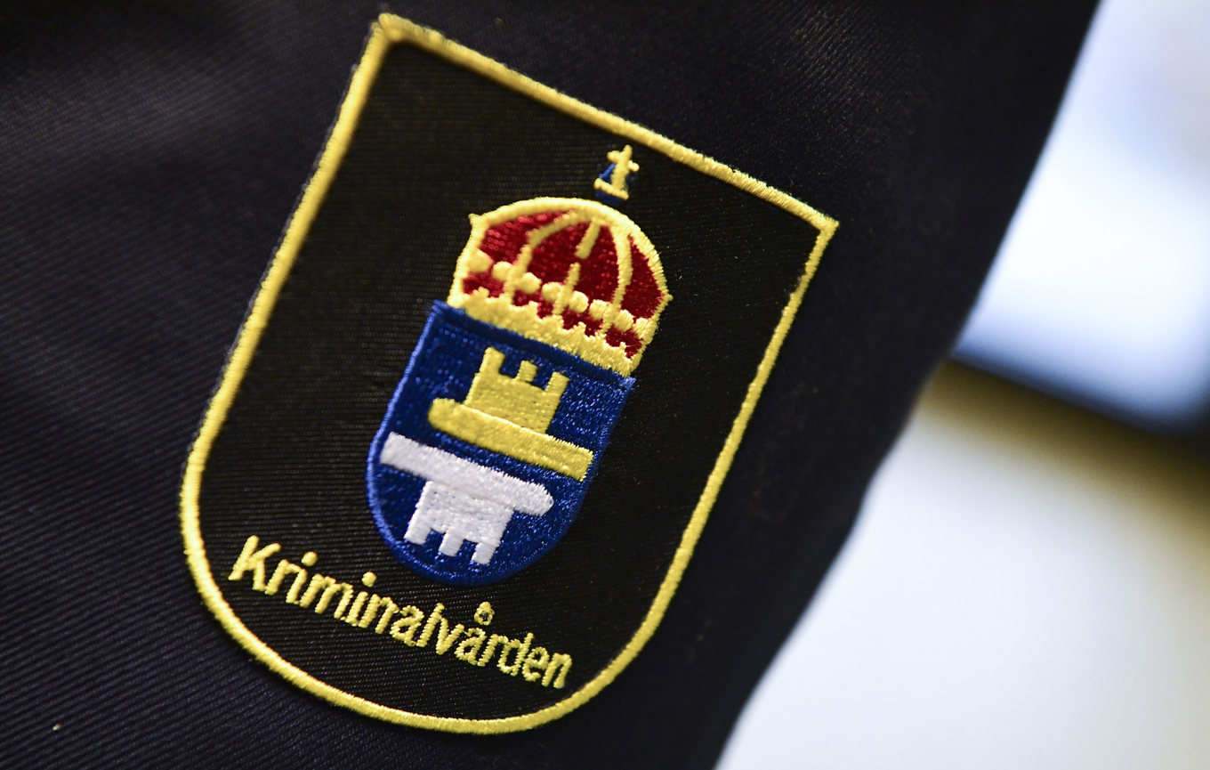 En vårdare döms till böter och skadestånd för att ha misshandlat en intern på Skänningeanstalten. Arkivbild. Foto: Johan Nilsson/TT