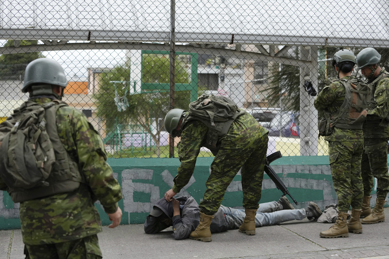 En man kontrolleras av soldater som patrullerar i huvudstaden Quito, Ecuador. Foto: Dolores Ochoa/AP/TT