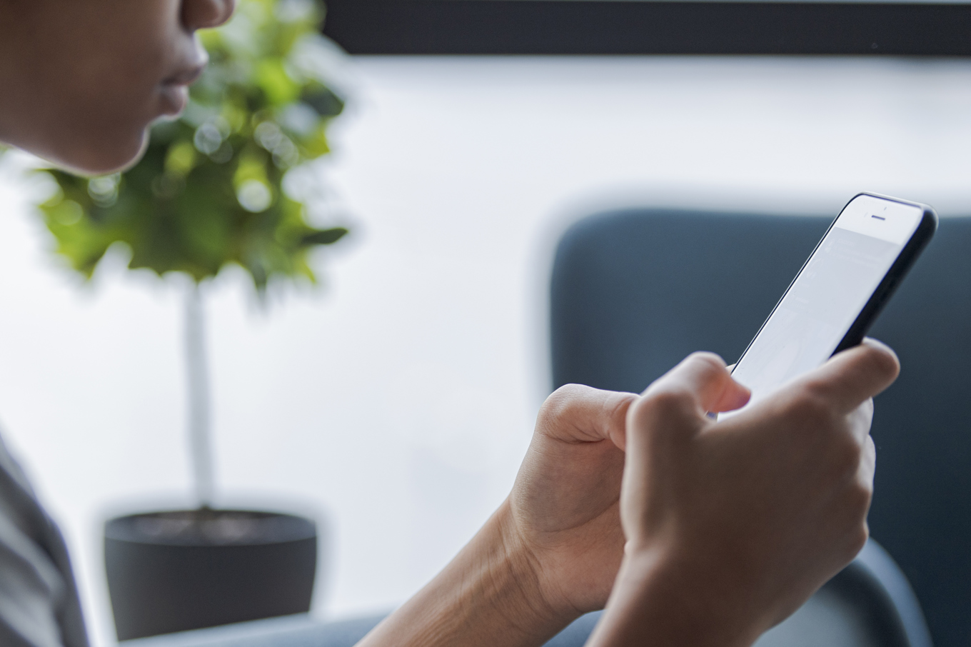Ungdomar som tillbringade överdrivet mycket tid online var borta mer från skolan än andra enligt en studie. Arkivbild. Foto: Tim Aro/TT