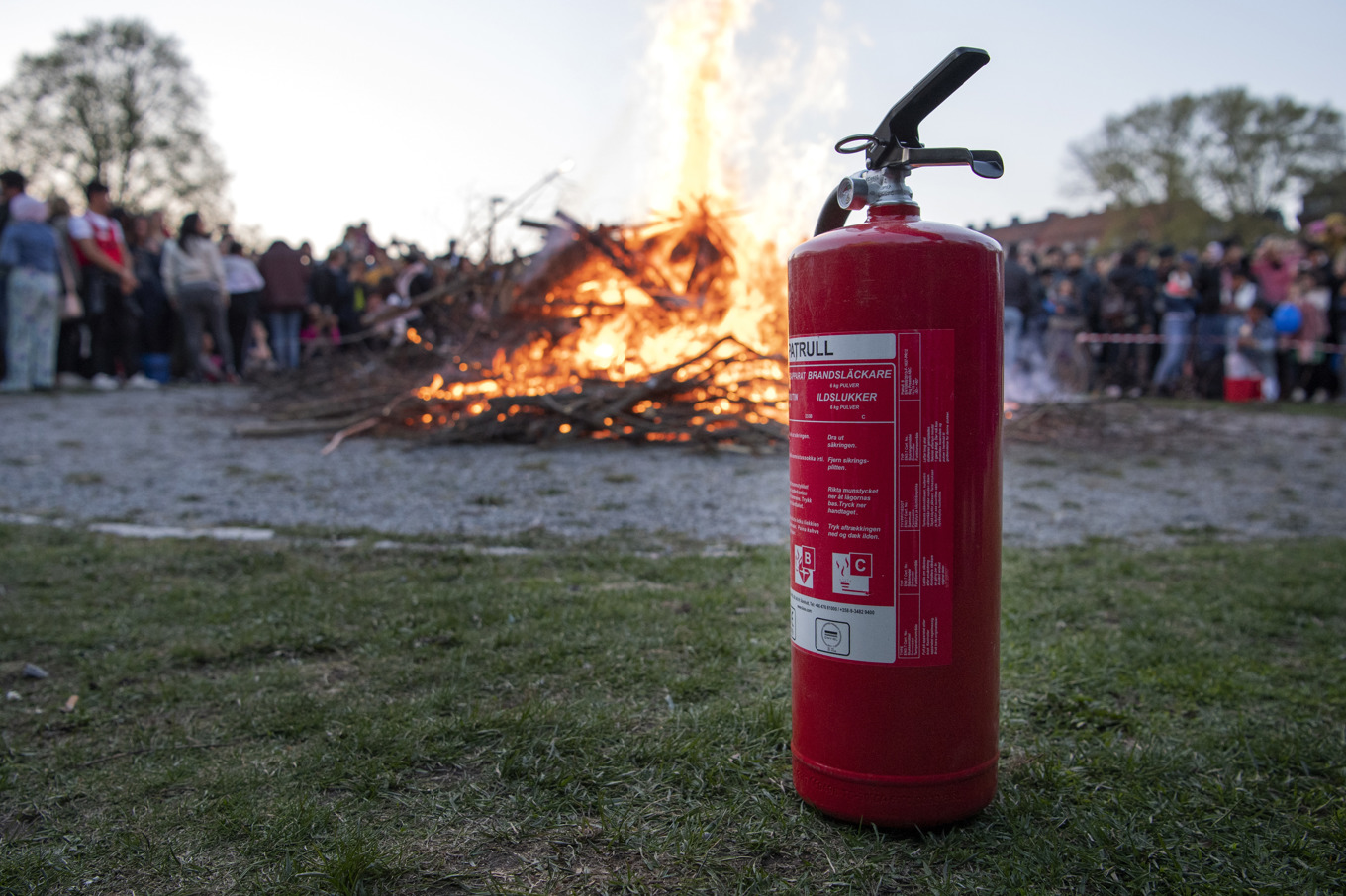 Valborgsfirande kommer traditionellt med tillhörande brasa. Arkivbild. Foto: Jessica Gow/TT