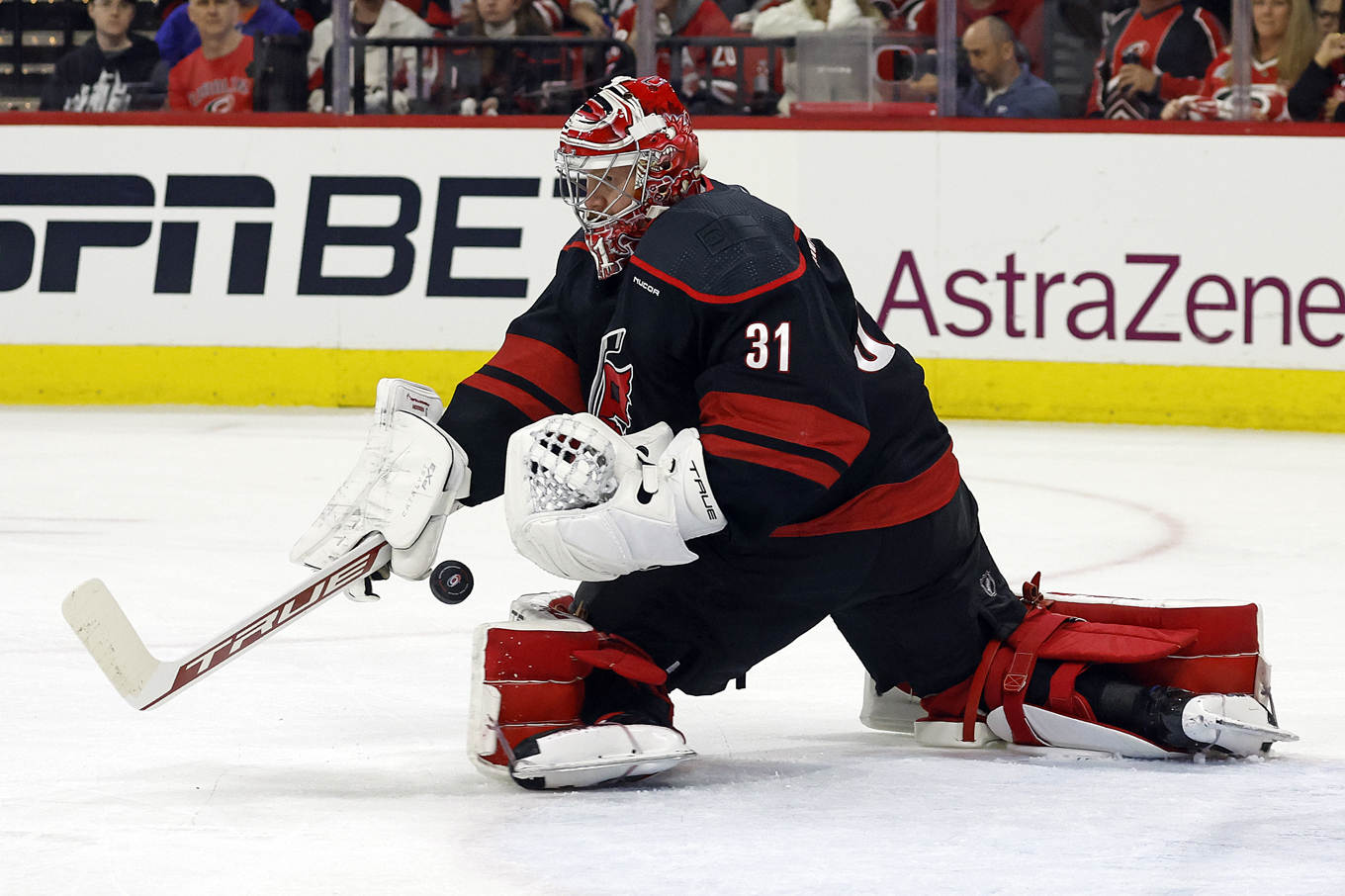 Carolinas danske målvakt Frederik Andersen stoppade det mesta när New York Islanders slogs tillbaka med 3–1 i NHL-slutspelets första match. Åttondelsfinalerna avgörs i bäst av sju matcher. Foto: Karl B DeBlaker/AP/TT