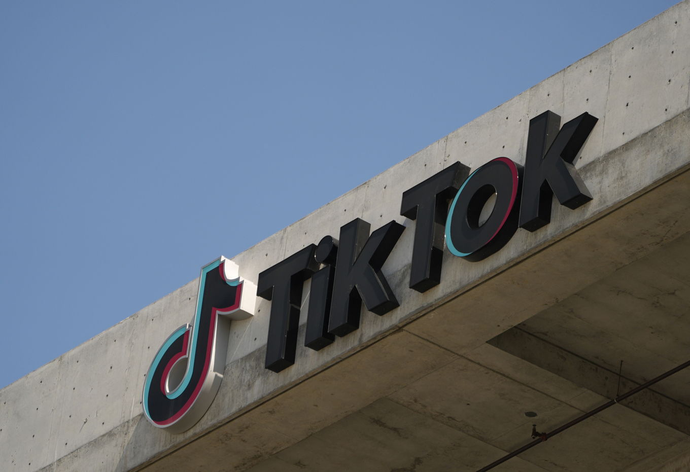 Tiktoks logotyp på företagets kontor i Culver City i Kalifornien. Arkivfoto. Foto: Damian Dovarganes/AP/TT