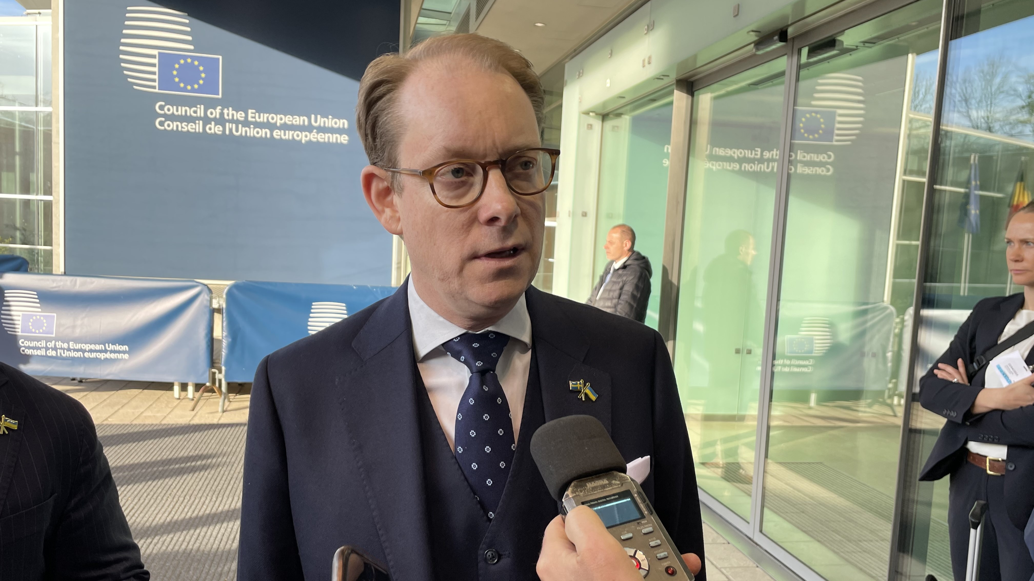 Utrikesminister Tobias Billström på väg in till måndagens EU-möte i Luxemburg. Foto: Wiktor Nummelin/TT