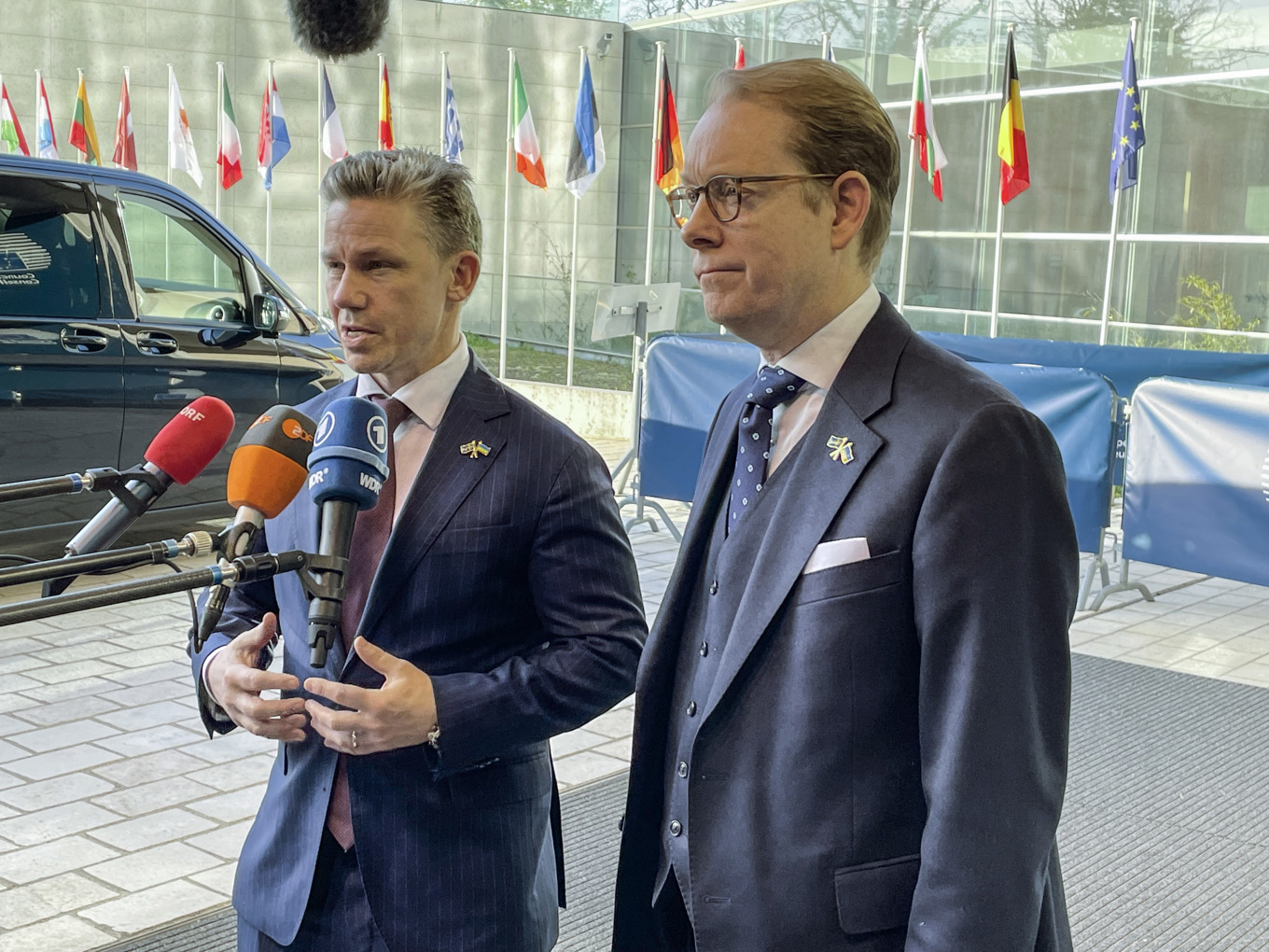 Försvarsminister Pål Jonson och utrikesminister Tobias Billström på väg in till måndagens EU-möte i Luxemburg. Foto: Wiktor Nummelin/TT