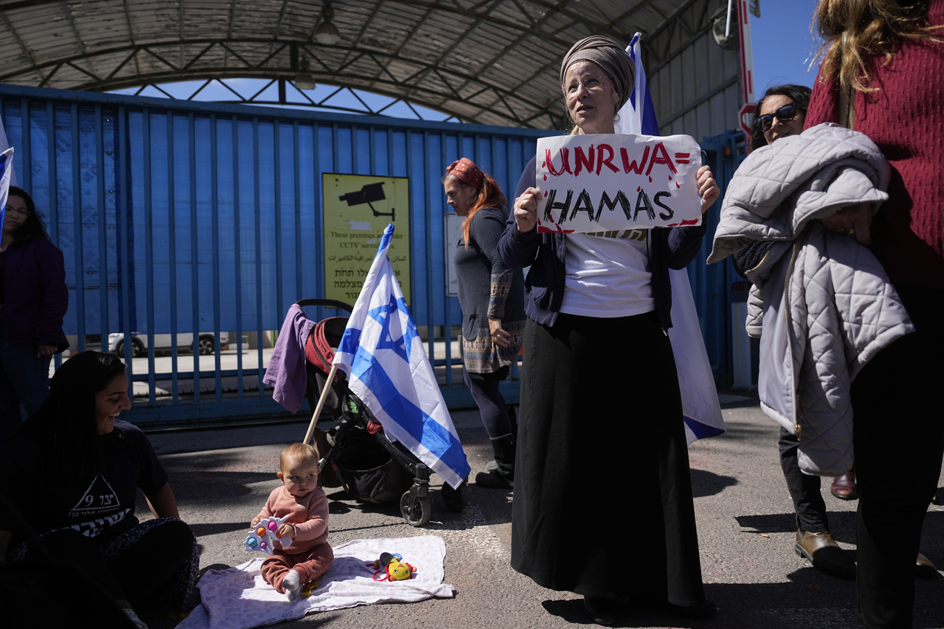 Israeler protesterar mot FN-organet Unrwa i Jerusalem i mars. Foto: Ohad Zwigenberg/AP/TT
