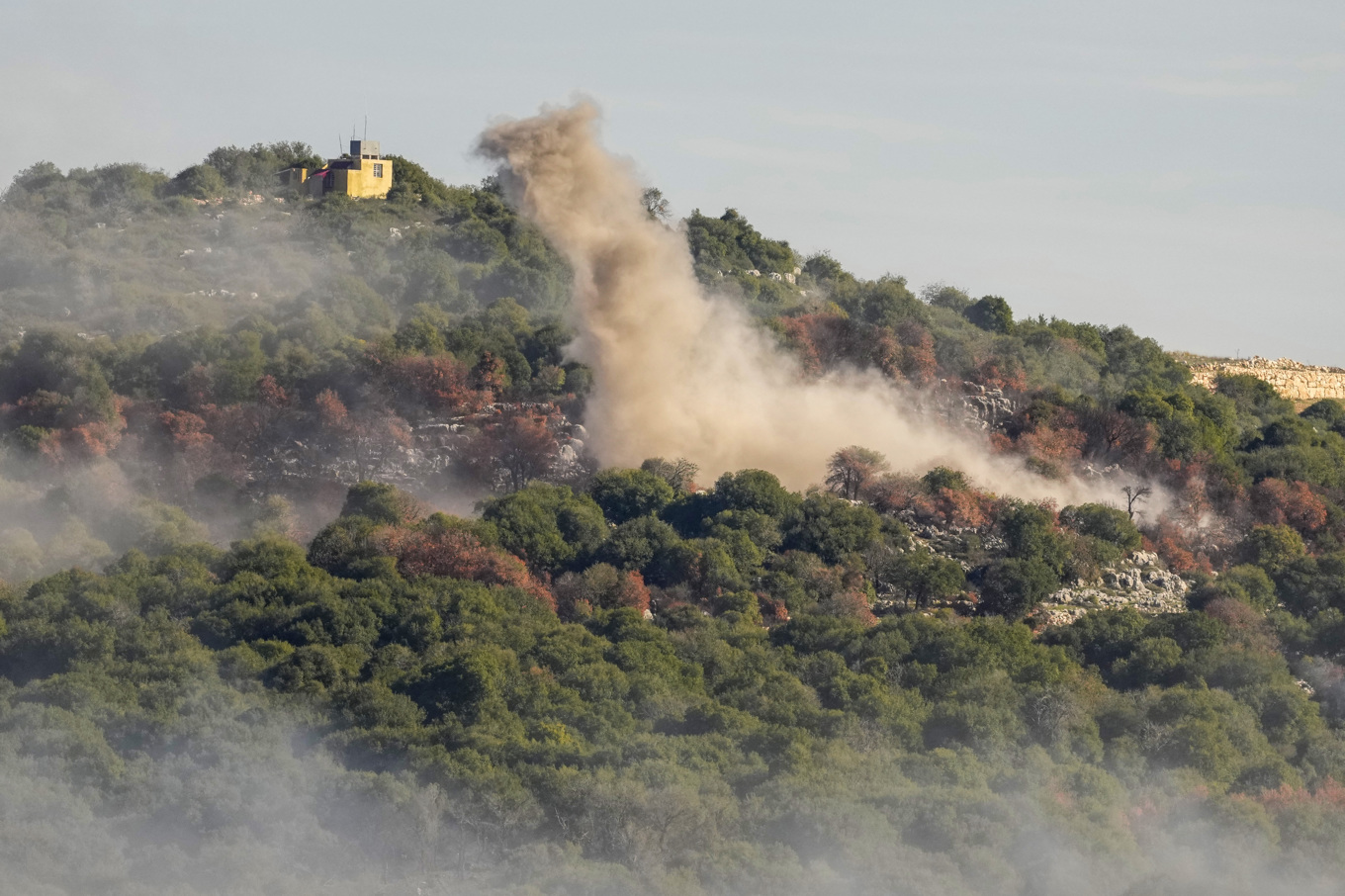 Rök stiger efter en israelisk attack mot en libanesisk by i december. Foto: Hassan Ammar/AP/TT