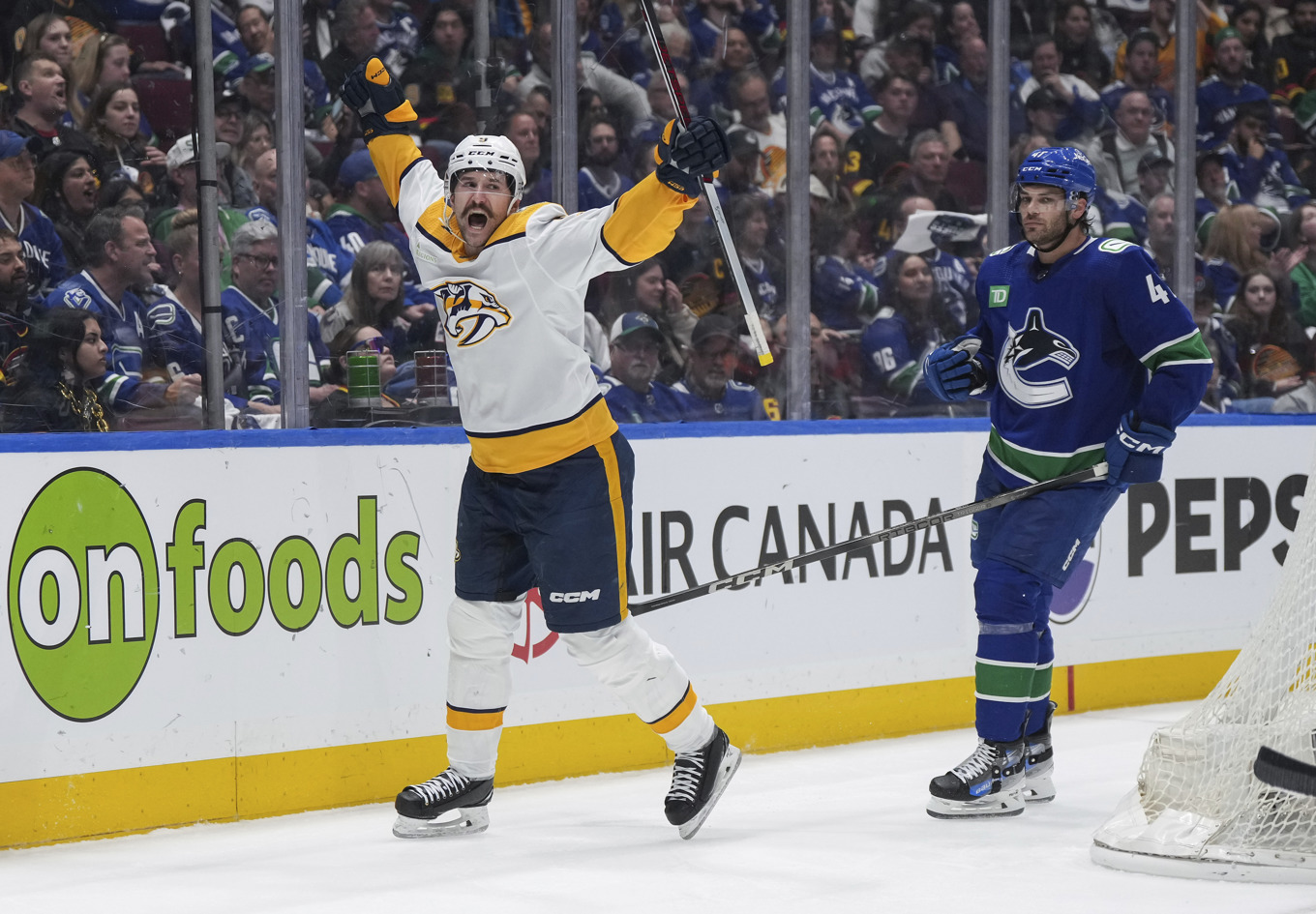 Filip Forsberg jublar efter sitt 2–0-mål mot Vancouver i Stanley Cup-slutspelet. Foto: Darryl Dyck/AP/TT