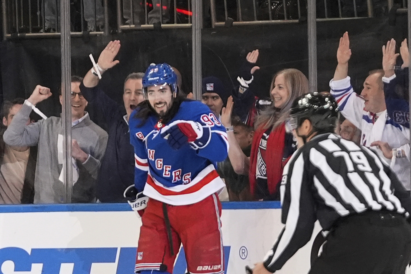 New York Rangers Mika Zibanejad (93) firar efter sitt första mål under den här säsongens Stanley Cup-slutspel. Foto: Frank Franklin II/AP/TT