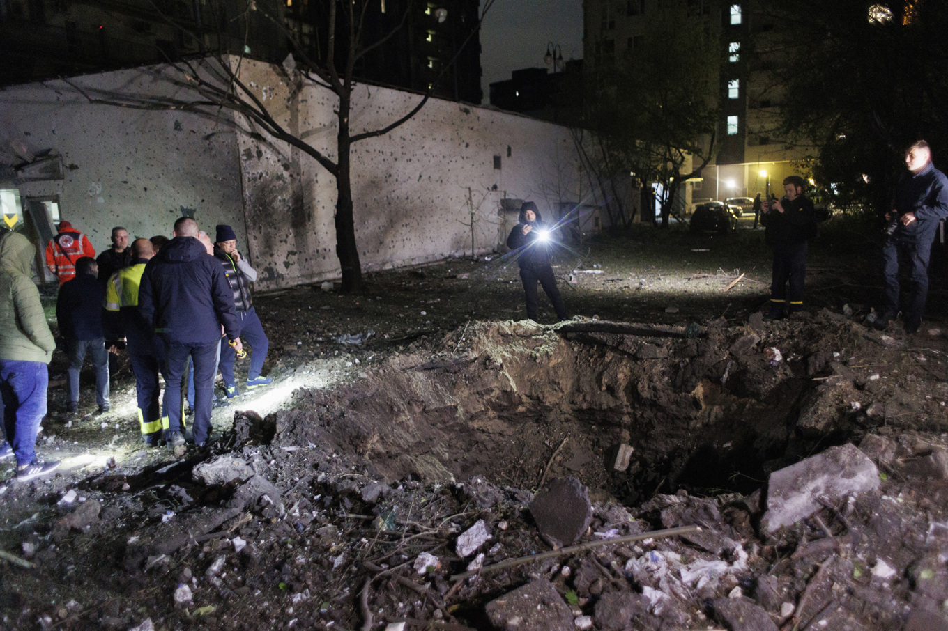En krater efter en rysk attack mot Charkiv under natten mot onsdagen. Foto: Jakiv Liasjenko/AP/TT