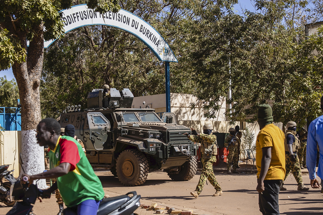 Över 200 människor har dödats av militären i Burkina Faso, enligt människorättsorganisationen Human Rights Watch (HRW). Soldaterna på bilden har inget med texten att göra. Arkivbild. Foto: Sophie Garcia AP/TT
