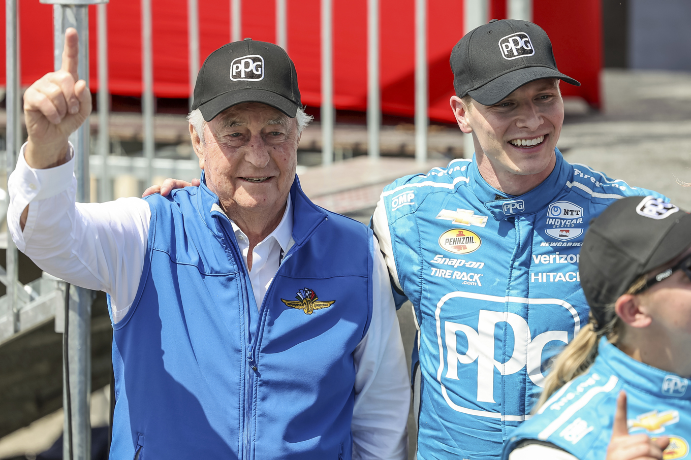 Stallägaren Roger Penske och föraren Josef Newgarden jublar efter segern i Indycarpremiären i St Petersburg, men nu diskas Newgarden för fusk med bilens turbo. Arkivbild. Foto: Mike Carlson