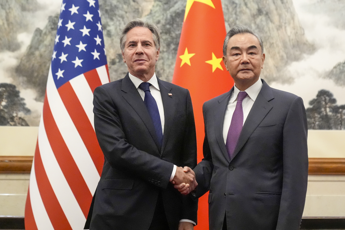 USA:s utrikesminister Antony Blinken och hans kinesiske motsvarighet Wang Yi vid mötet i Peking på fredagen. Foto: Mark Schiefelbein/AP/TT