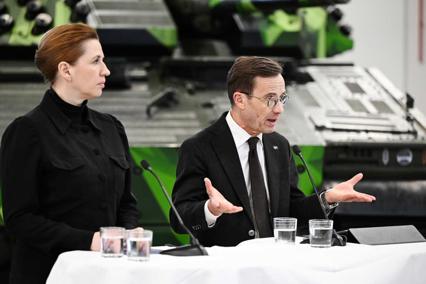 Statsminister Ulf Kristersson (M) och Danmarks statsminister Mette Frederiksen vid ett besök hos försvarsföretaget BAE Systems Hägglunds i Örnsköldsvik. Foto: Jessica Gow/TT