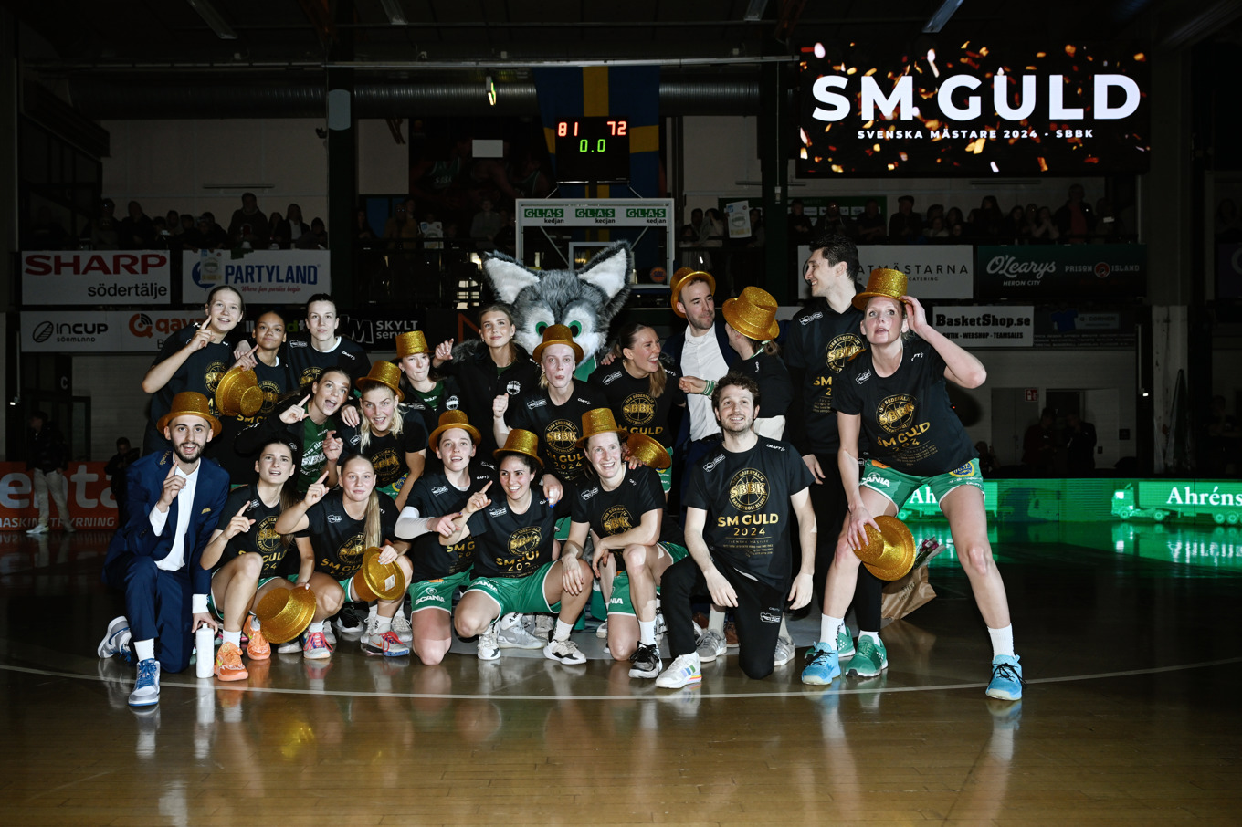 Södertälje fick ta på sig guldhattarna. Foto: Pontus Lundahl/TT