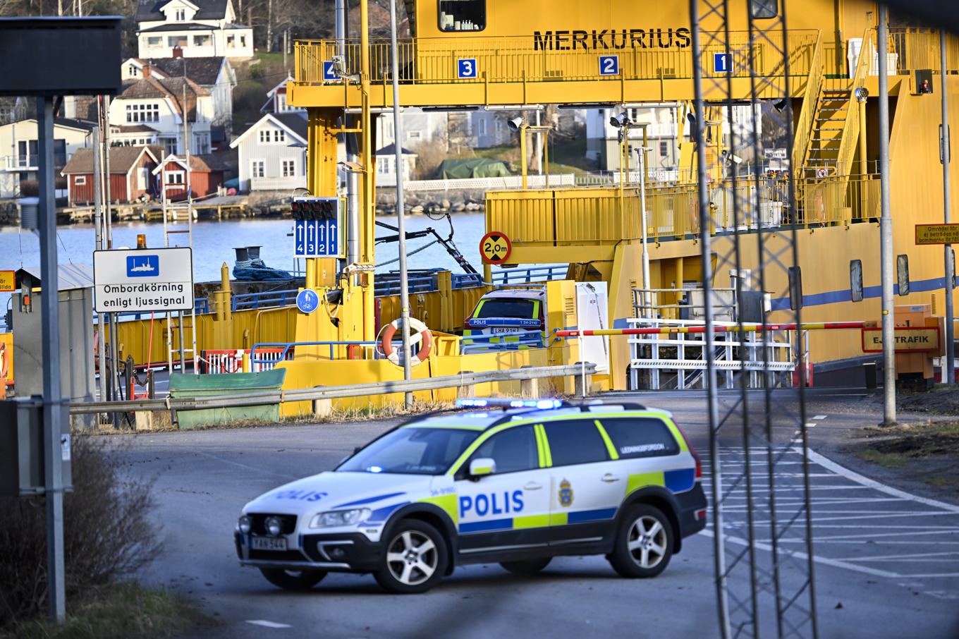 En bil körde av oklar anledning igenom grinden på en bilfärja mellan Furusund och Yxlan i söndags. Foto: Pontus Lundahl/TT