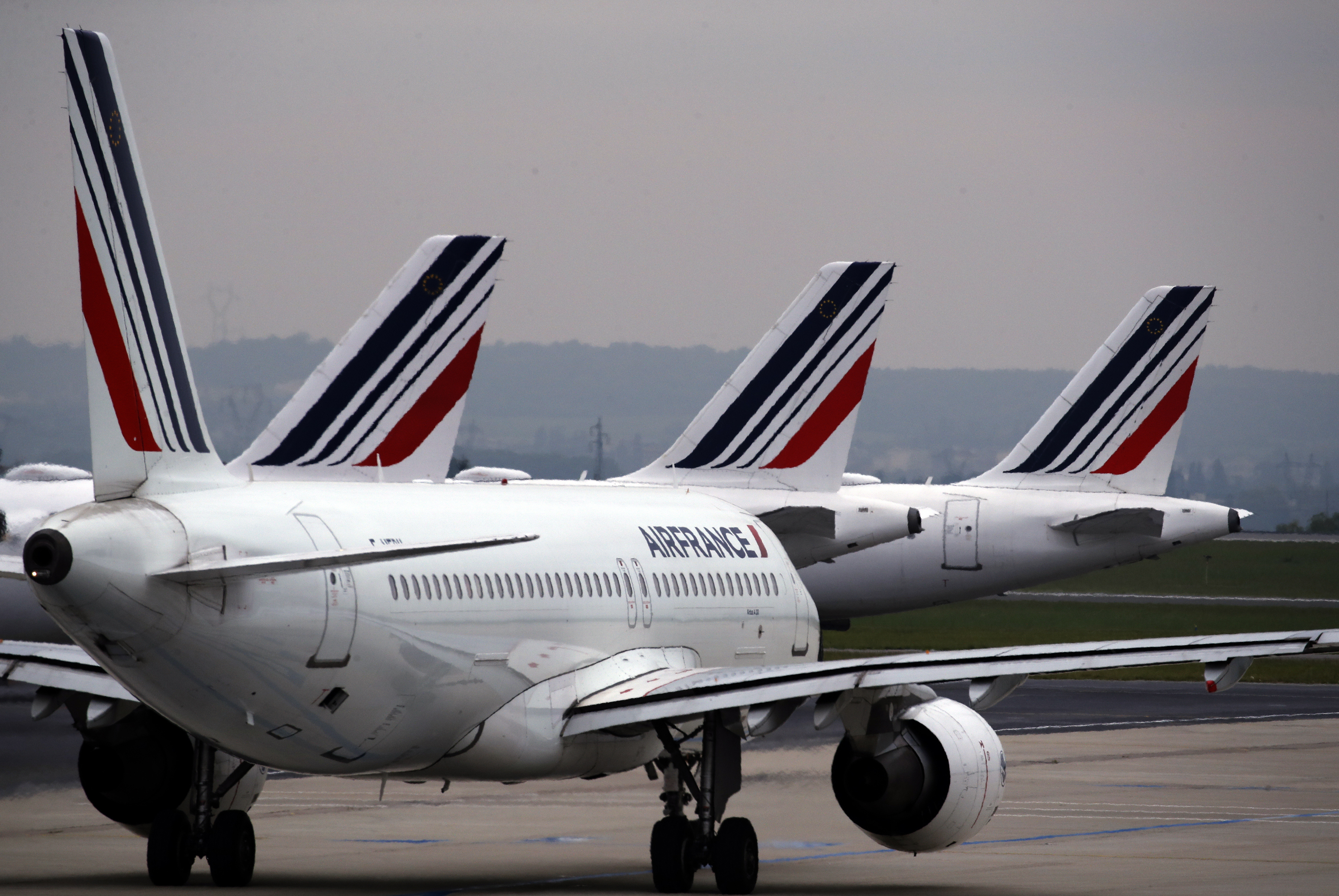 En samling Air France-plan vid flygplatsen i Paris. Arkivbild. Foto: Christophe Ena/AP/TT