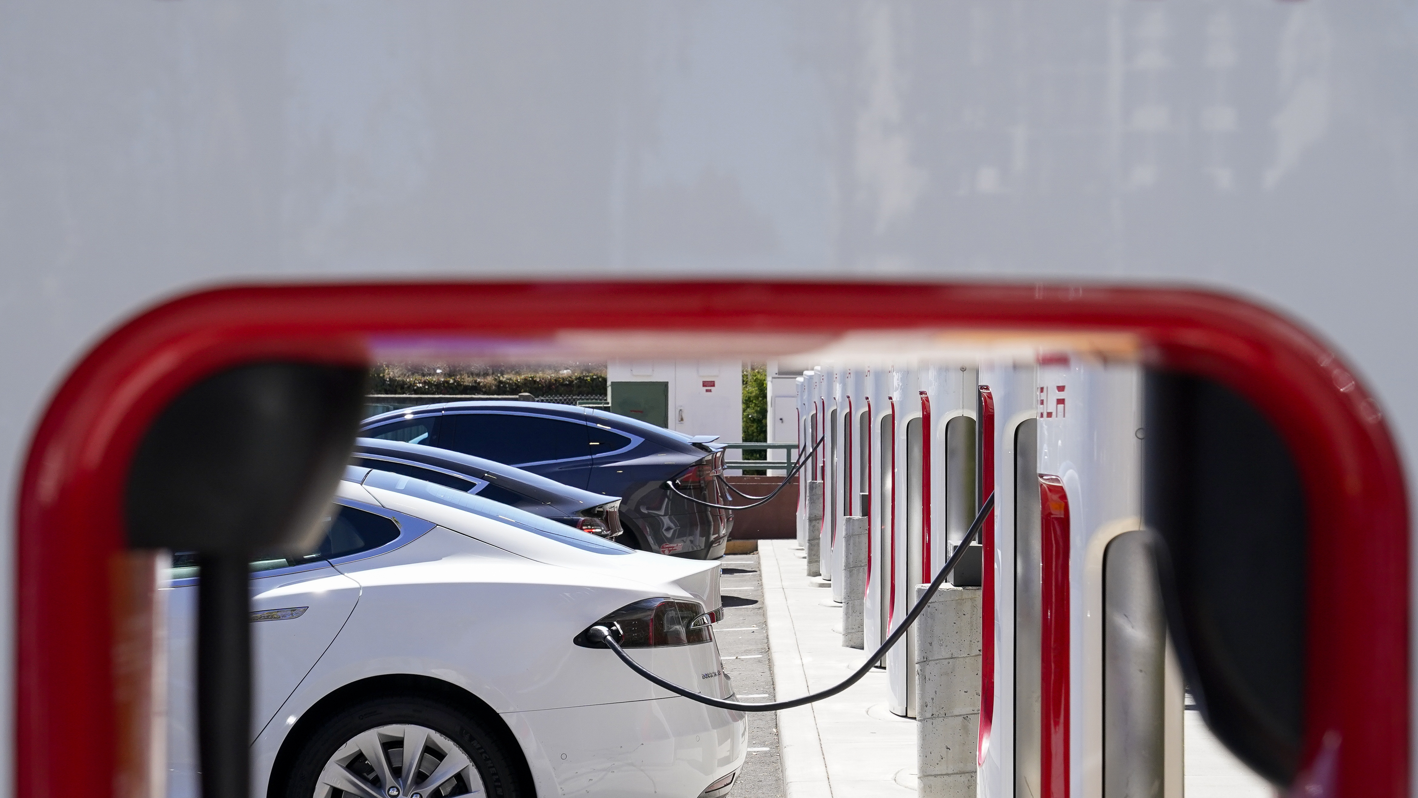 De Tesla-godkända skadeverkstäderna som tagits ut i sympatistrejk återigen ska få börja reparera Tesla-bilar. Arkivbild. Foto: Godofredo A. Vásquez