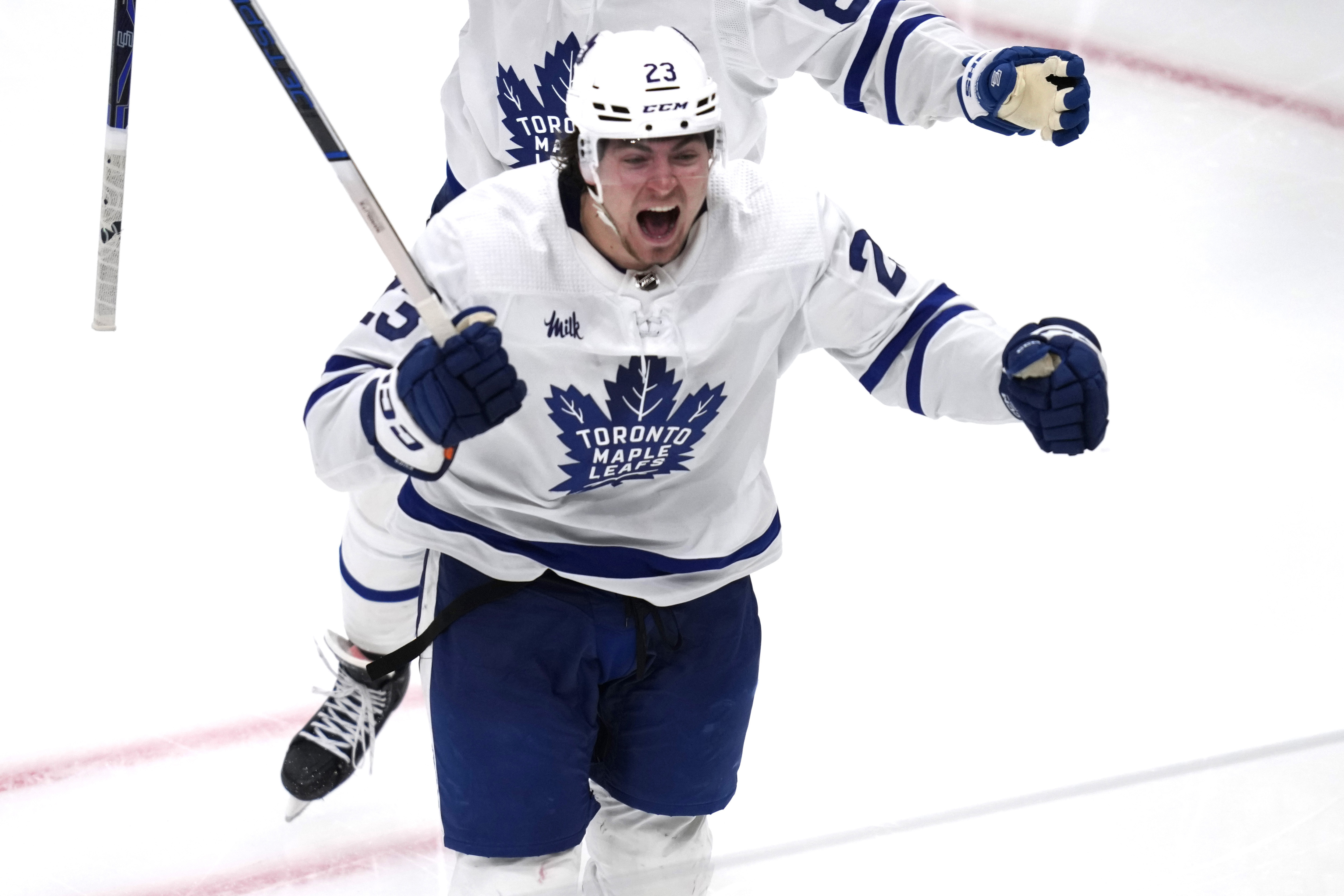 Toronto Maple Leafs Matthew Knies firar efter att ha satt det avgörande målet i förlängningen mot Boston. Foto: Charles Krupa/APT/TT