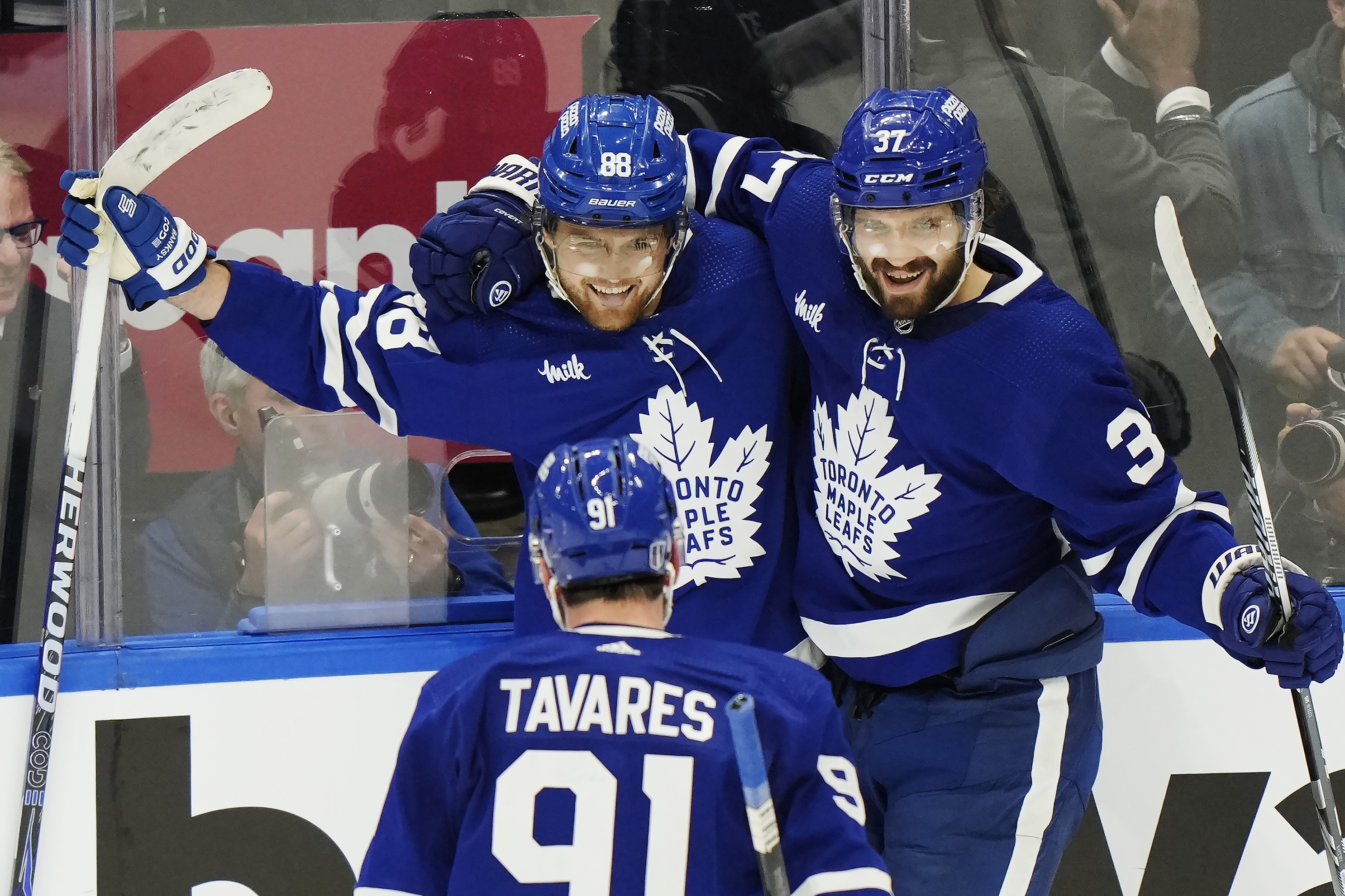 Torontos William Nylander (88) firar med landsmannen Timothy Liljegren efter att ha gjort mål mot Boston. Foto: Frank Gunn/AP/TT