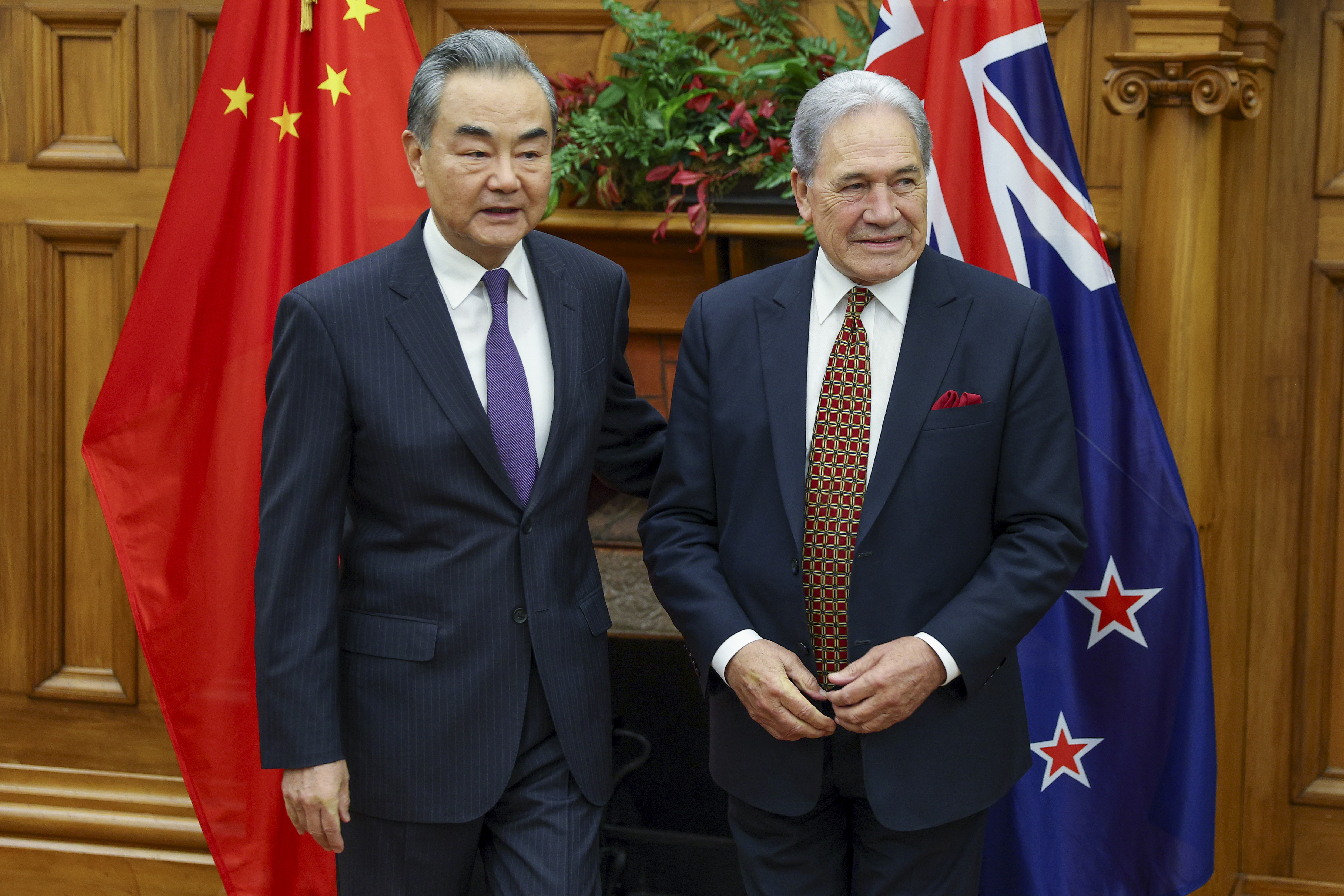 Bild från ett möte mellan Kinas utrikesminister Wang Yi och Nya Zeelands utrikesminister Winston Peters tidigare i år. Foto: Hagen Hopkins/AP/TT