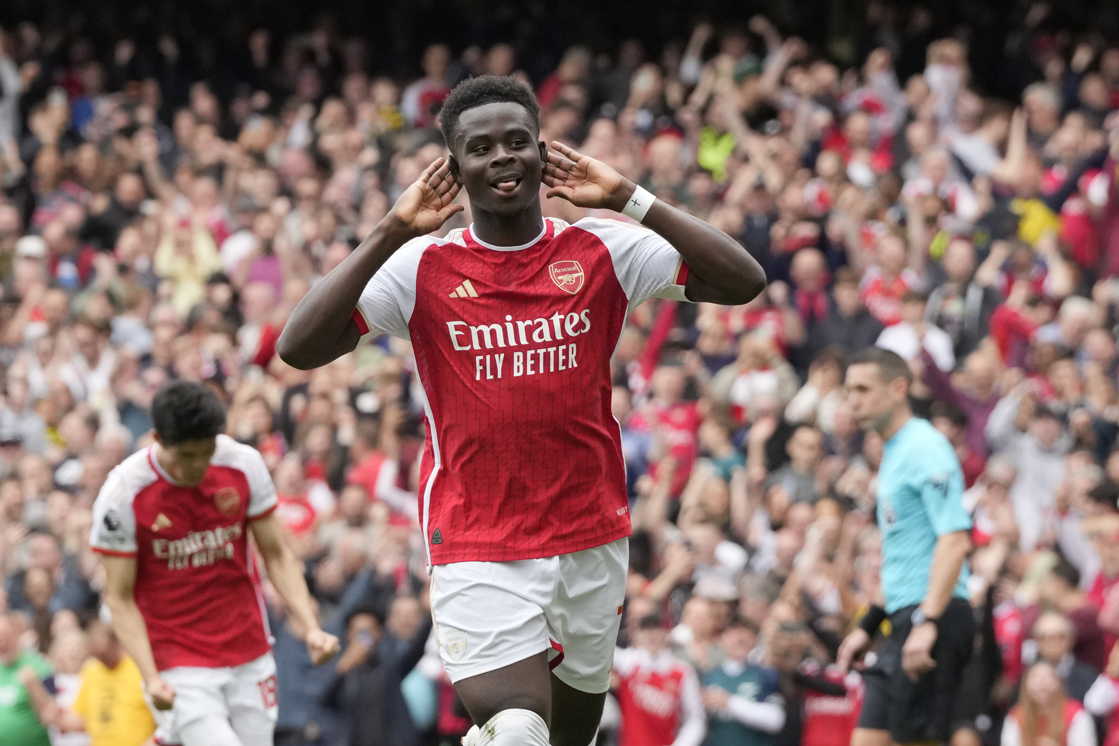 Bukayo Saka jublar efter sitt 1–0-mål. Foto: Frank Augstein/AP/TT