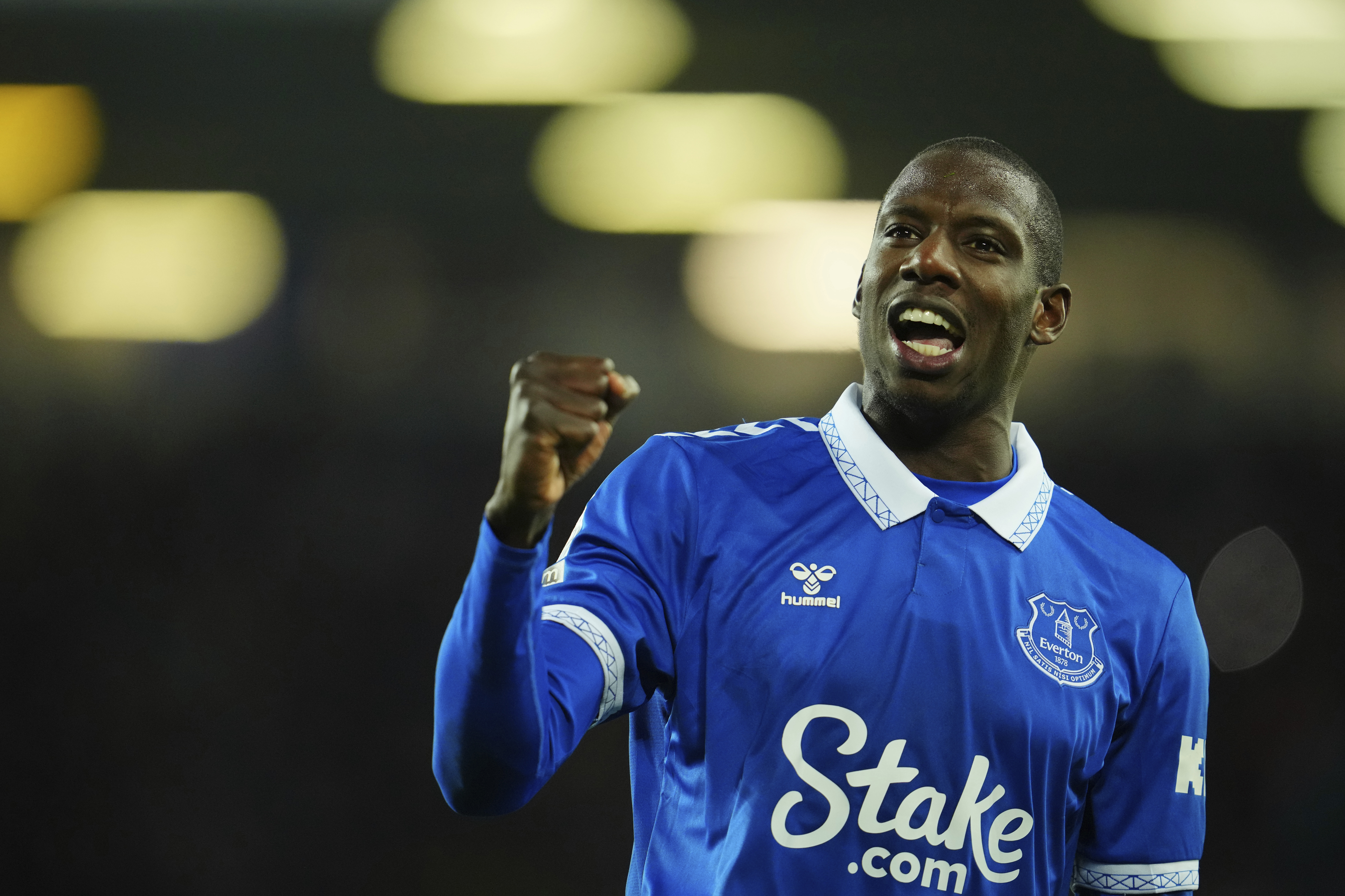 Evertons Abdoulaye Doucouré firar efter en seger nyligen, men de ekonomiska problemen fortsätter för den anrika klubben. Arkivbild. Foto: Jon Super/AP/TT
