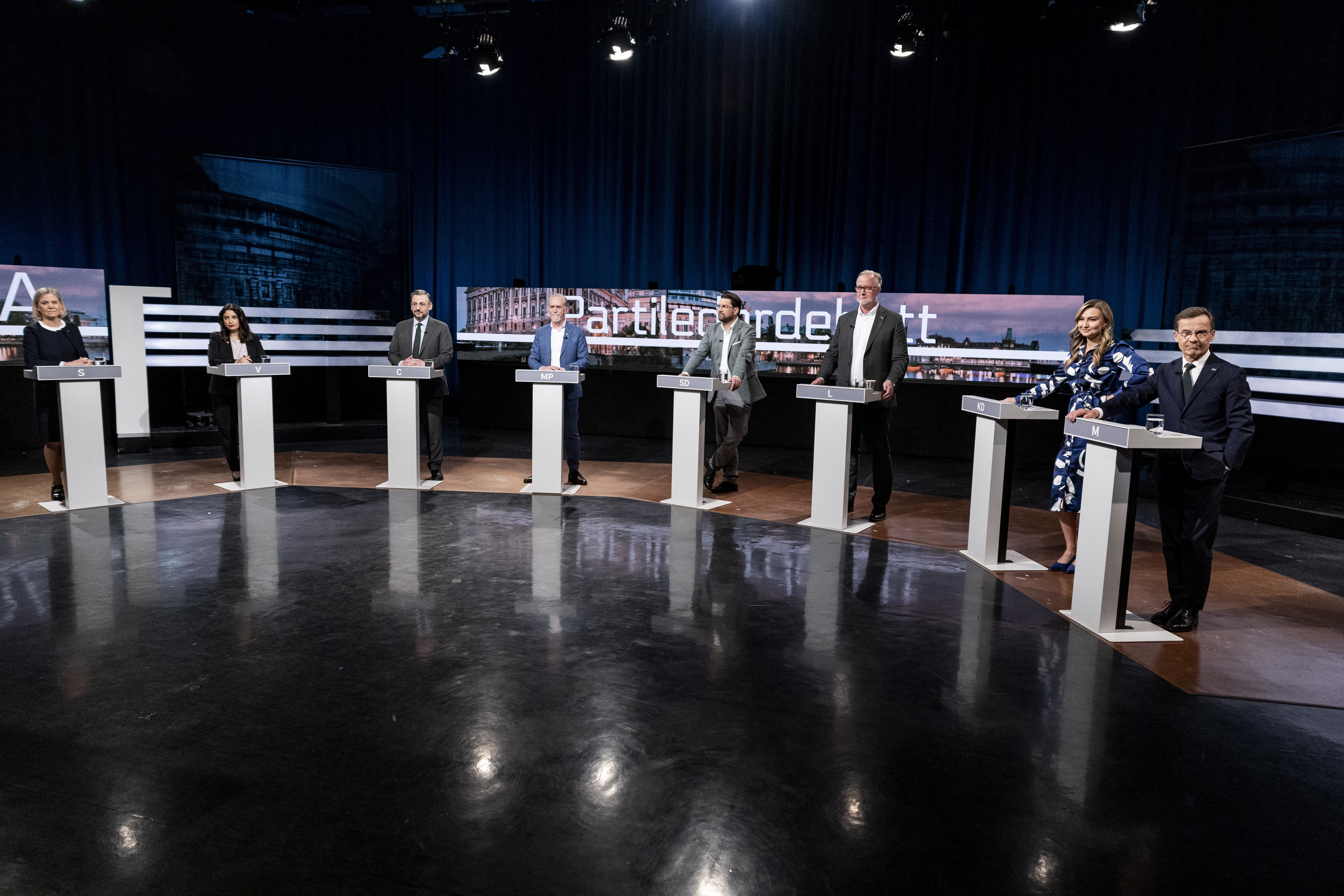 Magdalena Andersson (S), Nooshi Dadgostar (V), Muharrem Demirok (C), Daniel Helldén (MP), Jimmie Åkesson (SD), Johan Pehrson (L), Ebba Busch (KD) och Ulf Kristersson (M) inför söndagskvällens partiledardebatt i Agenda. Foto: Christine Olsson/TT