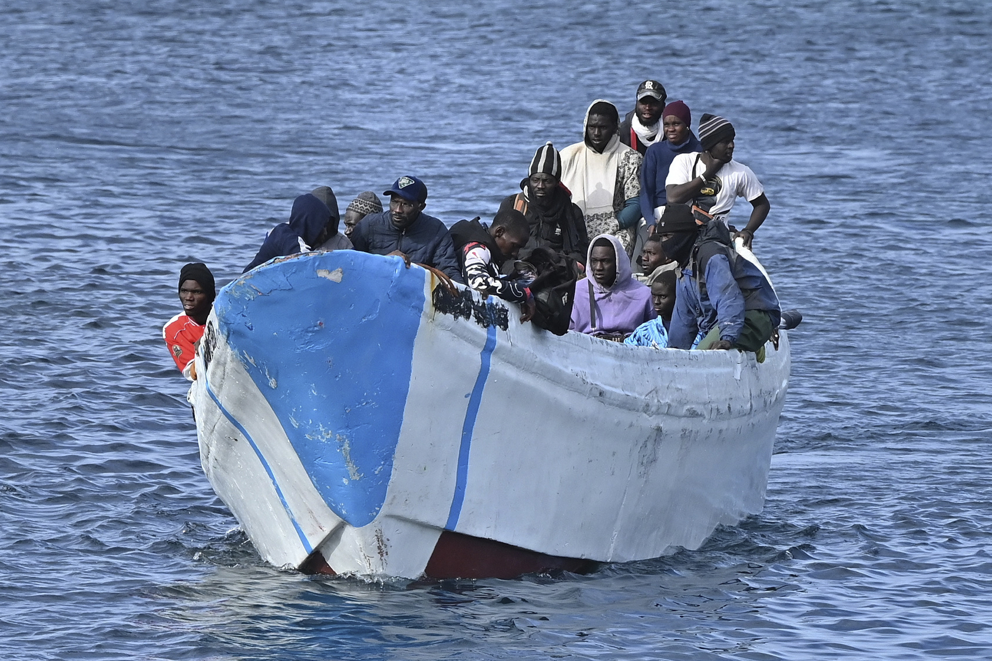 En båt med migranter och asylsökande på väg in till kanarieön El Hierro i februari. Arkivfoto. Foto: Europa Press/AP/TT
