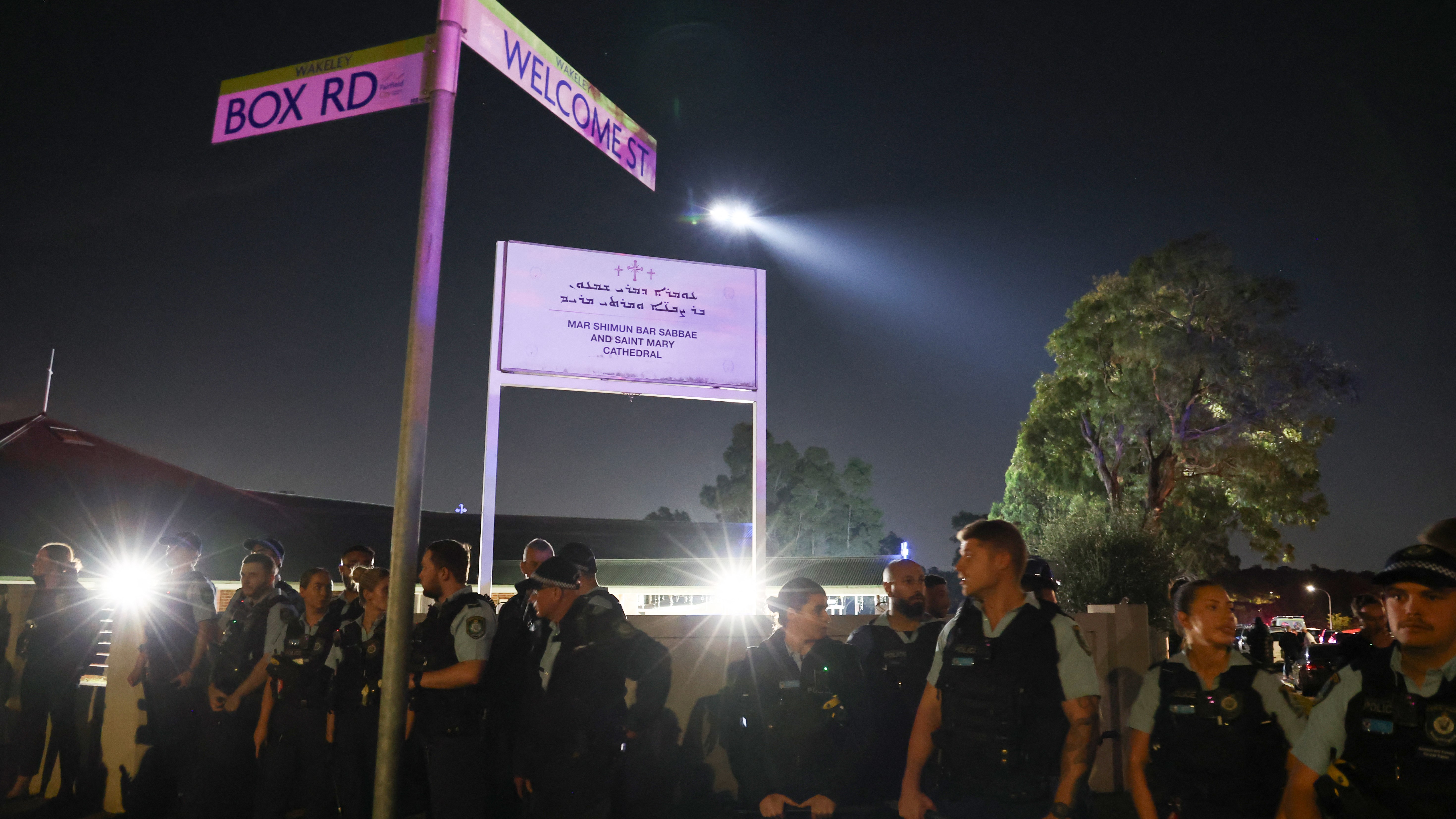 Polisbevakning utanför Christ the Good Shepherds Church i förorten Wakeley i Sydney efter knivattacken den 15 april. Foto: David Gray/AFP via Getty Images