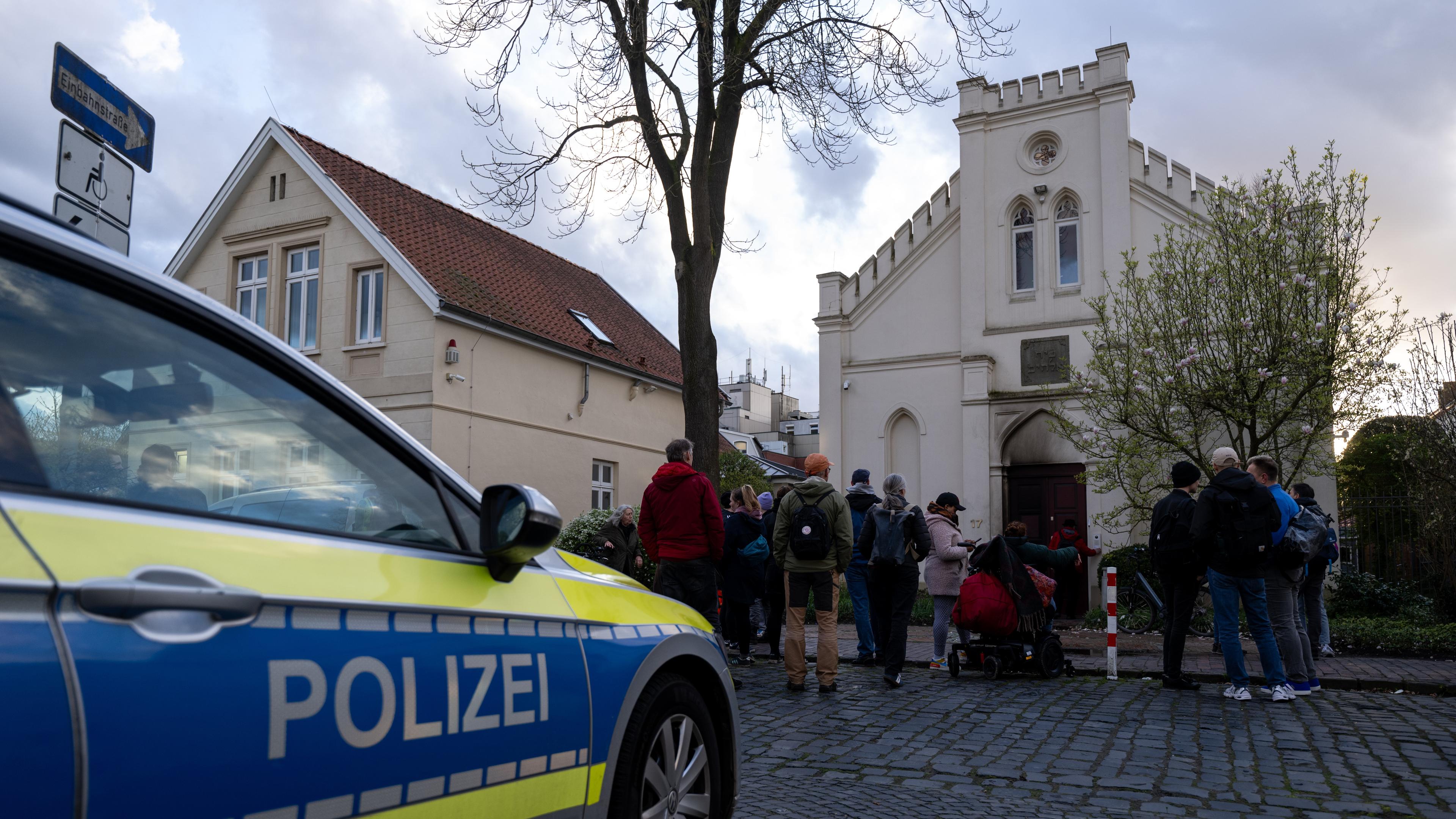 På bild ses en polisbil och människor vid synagogan i Oldenburg i norra Tyskland den 5 april. Foto: David Hecker/Getty Images