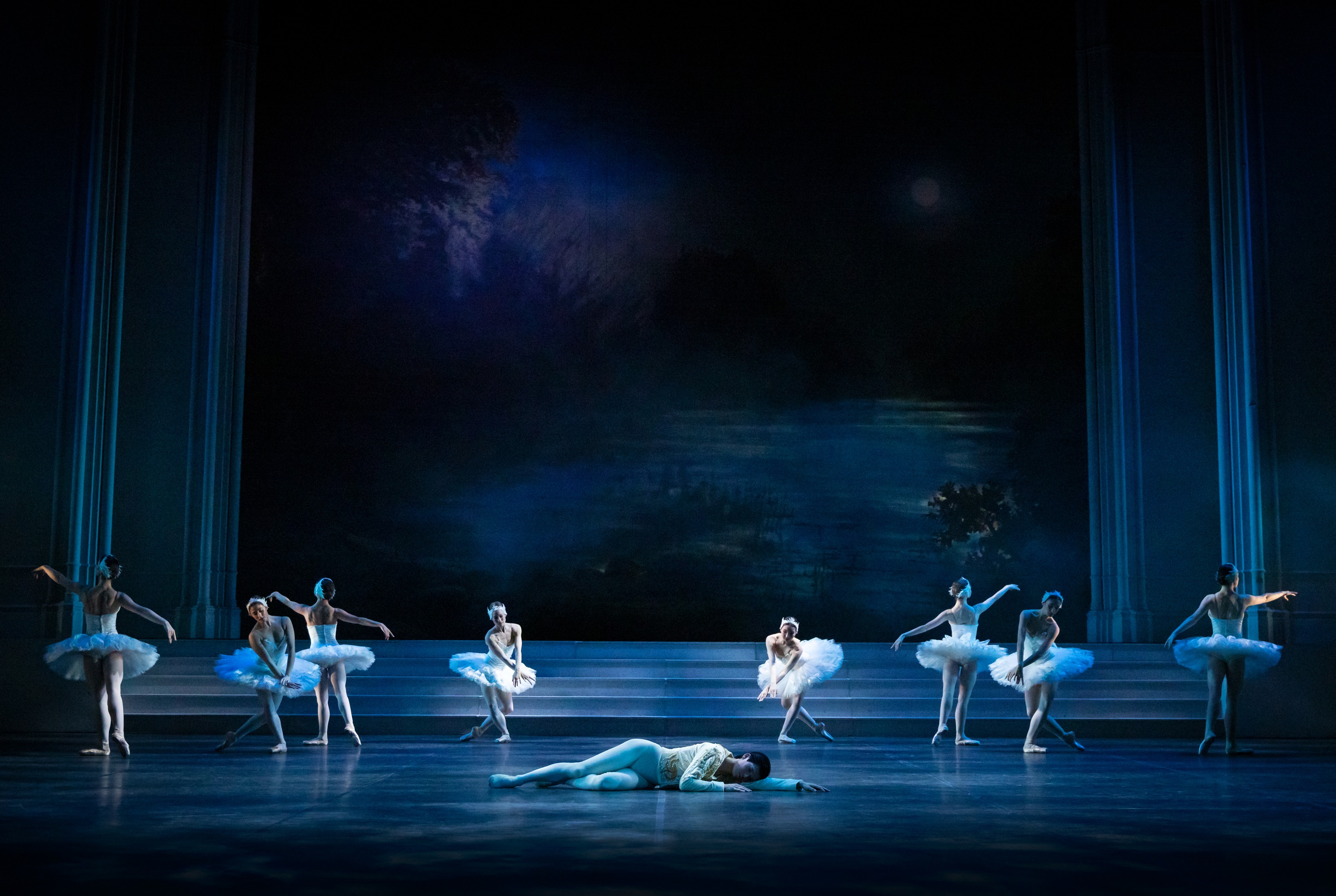 Svansjön på Kungliga Operan bjuder på praktfulla dansscener och njutningsfull musik. Foto: Kungliga Operan/Håkan Larsson