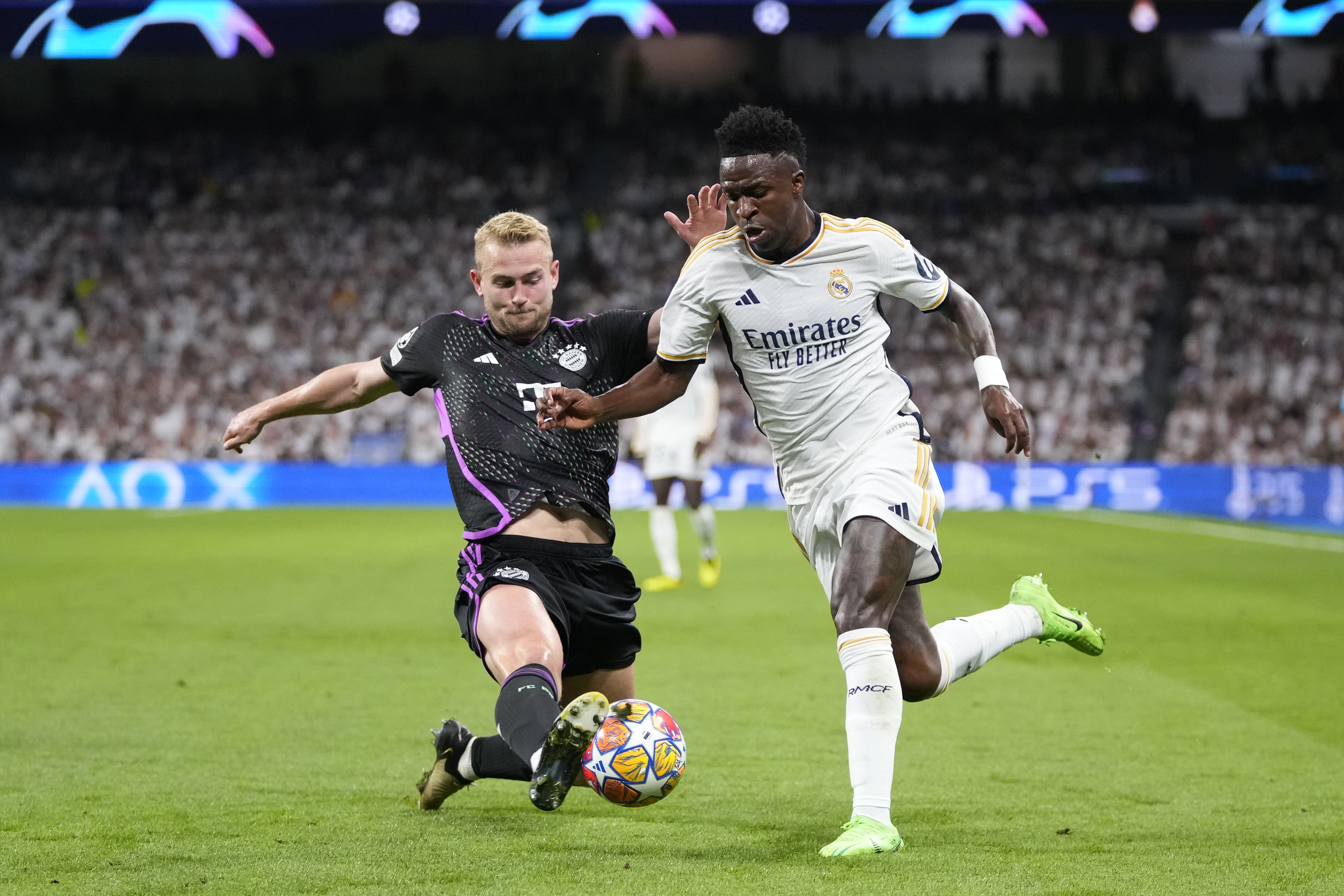 Matthijs de Ligt, vänster, och hans Bayern München slogs ut i Champions League efter ett dramatisk semifinalmöte med Vinicius Juniors Real Madrid. Foto: Manu Fernandez/AP/TT