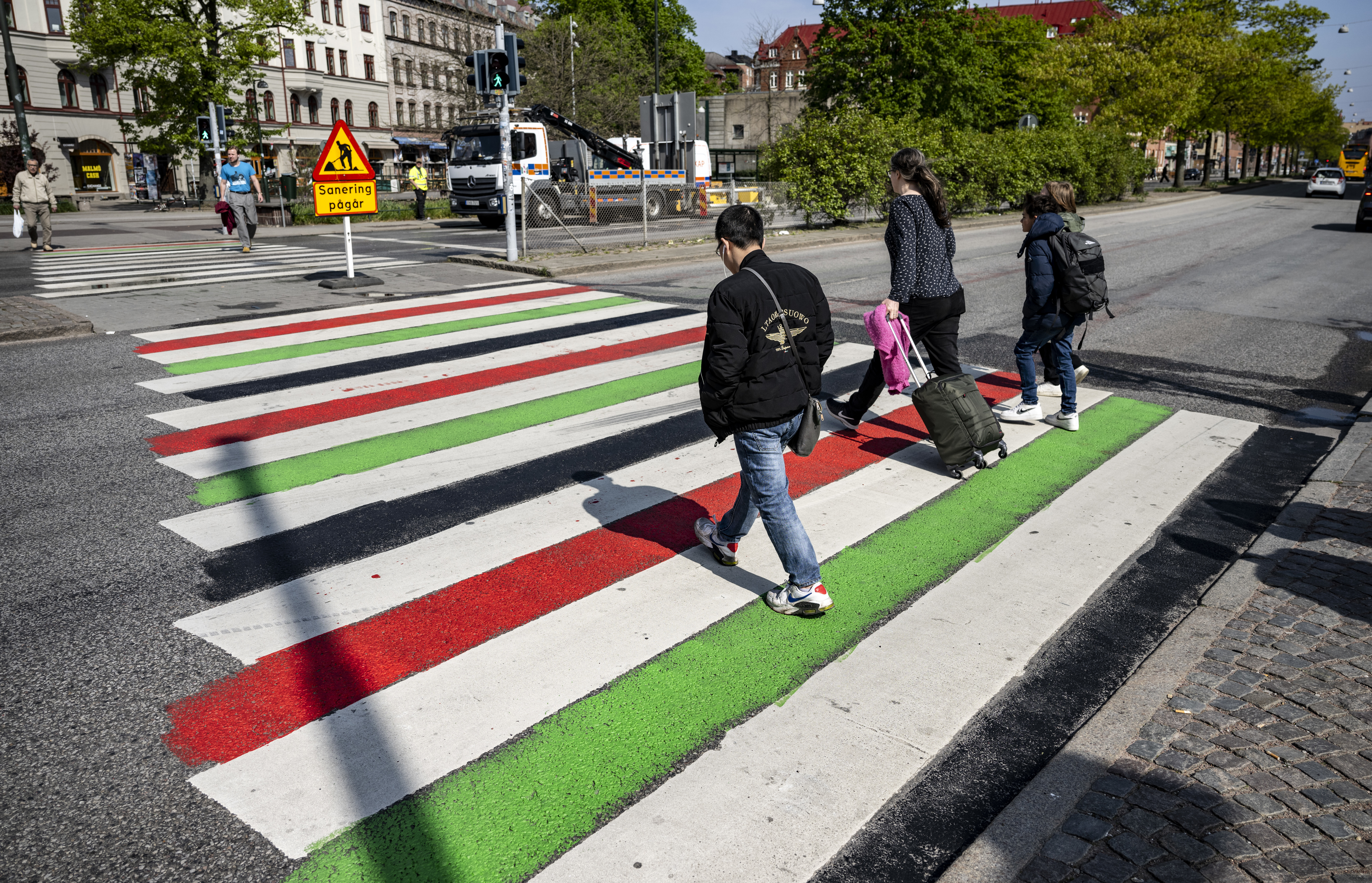 Under natten till torsdag målades ett övergångsställe vid Möllevångstorget i Malmö i de palestinska färgerna. Under förmiddagen pågick saneringsarbete. Foto: Johan Nilsson/TT