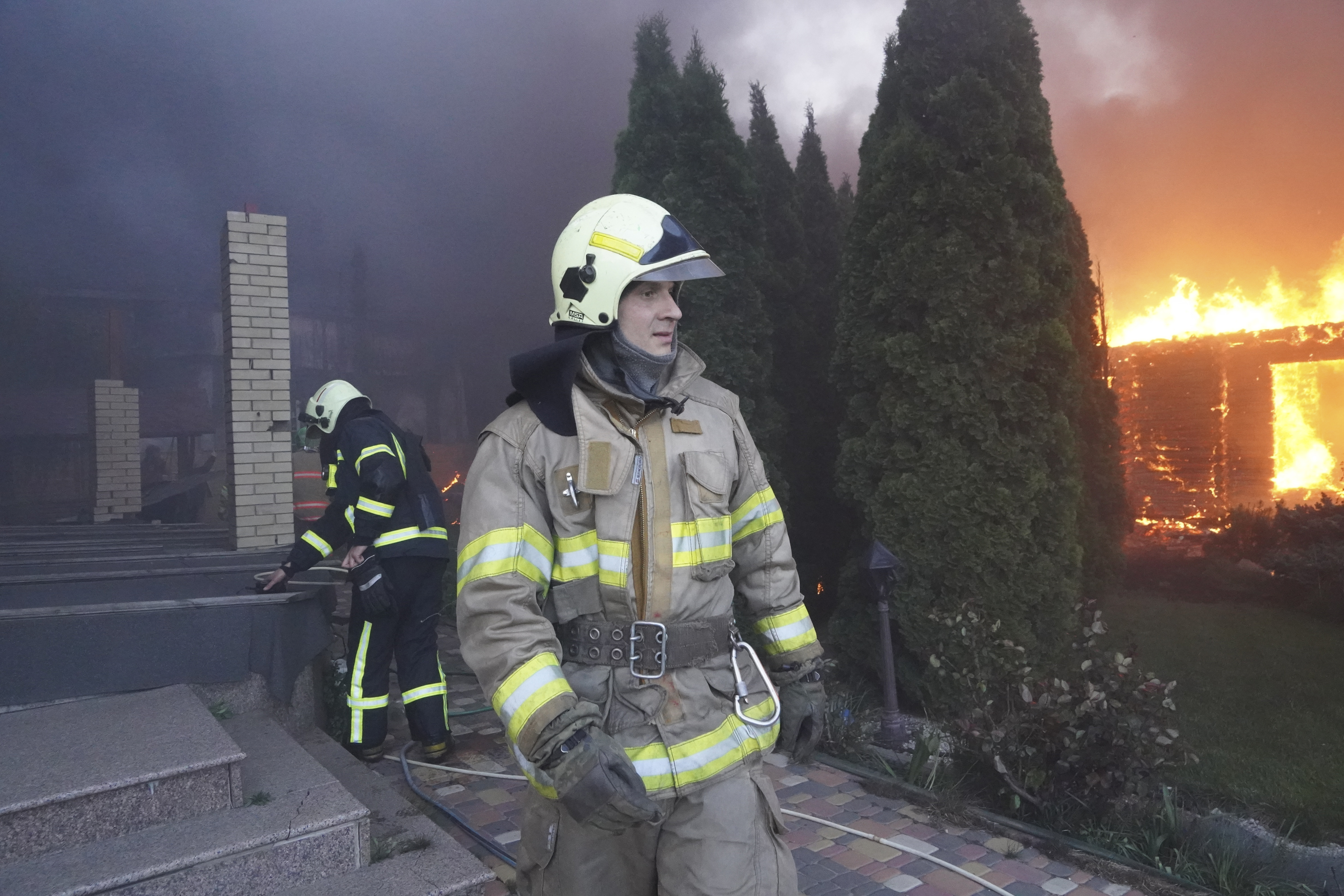 Brandmän vid ett hus som träffats av rysk beskjutning i Charkiv tidigare i maj. Arkivbild. Foto: Andrii Marienko/AP/TT