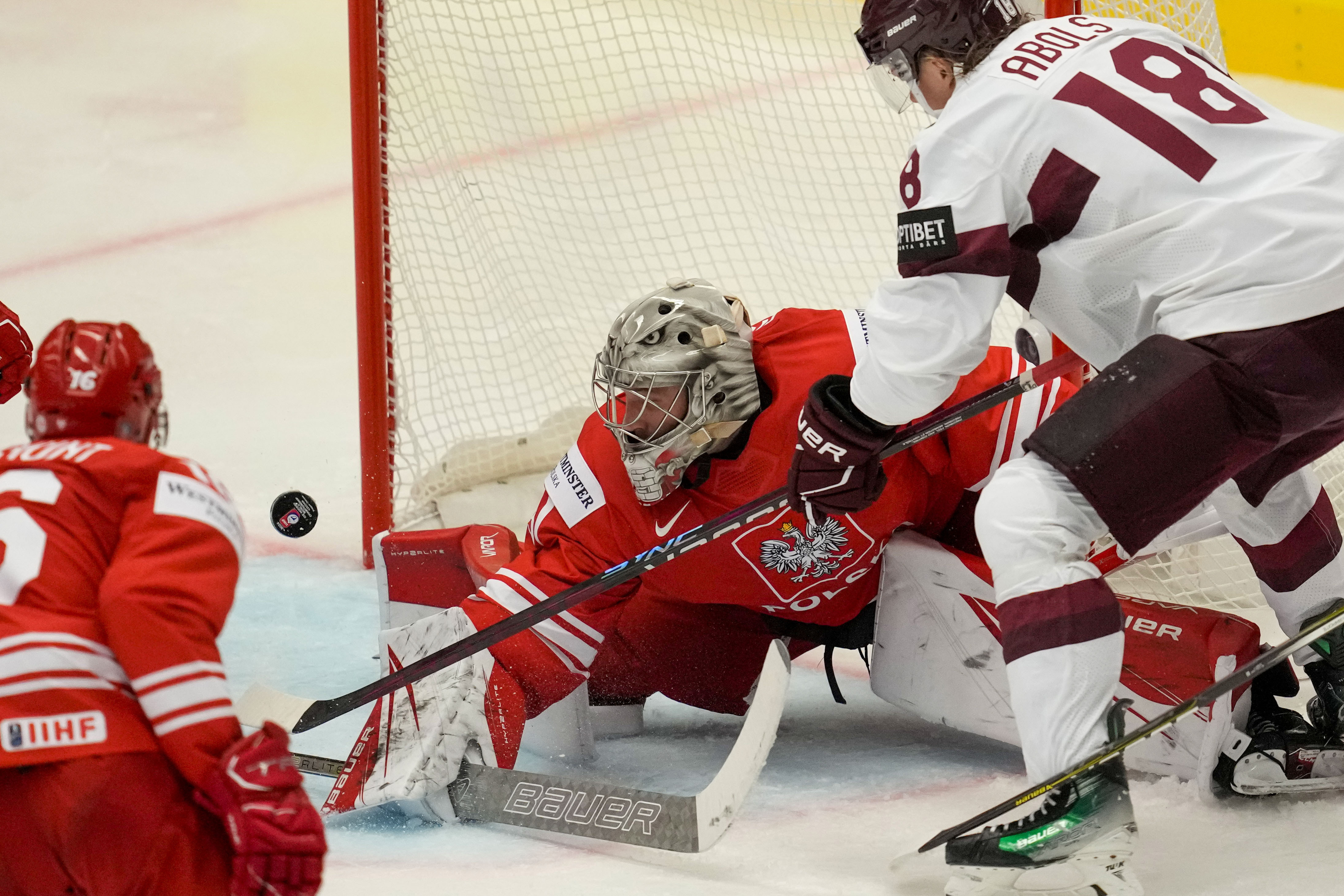 Rodrigo Abols (18) i kamp framför Polens målvakt John Murray. Foto: Darko Vojinovic/AP/TT