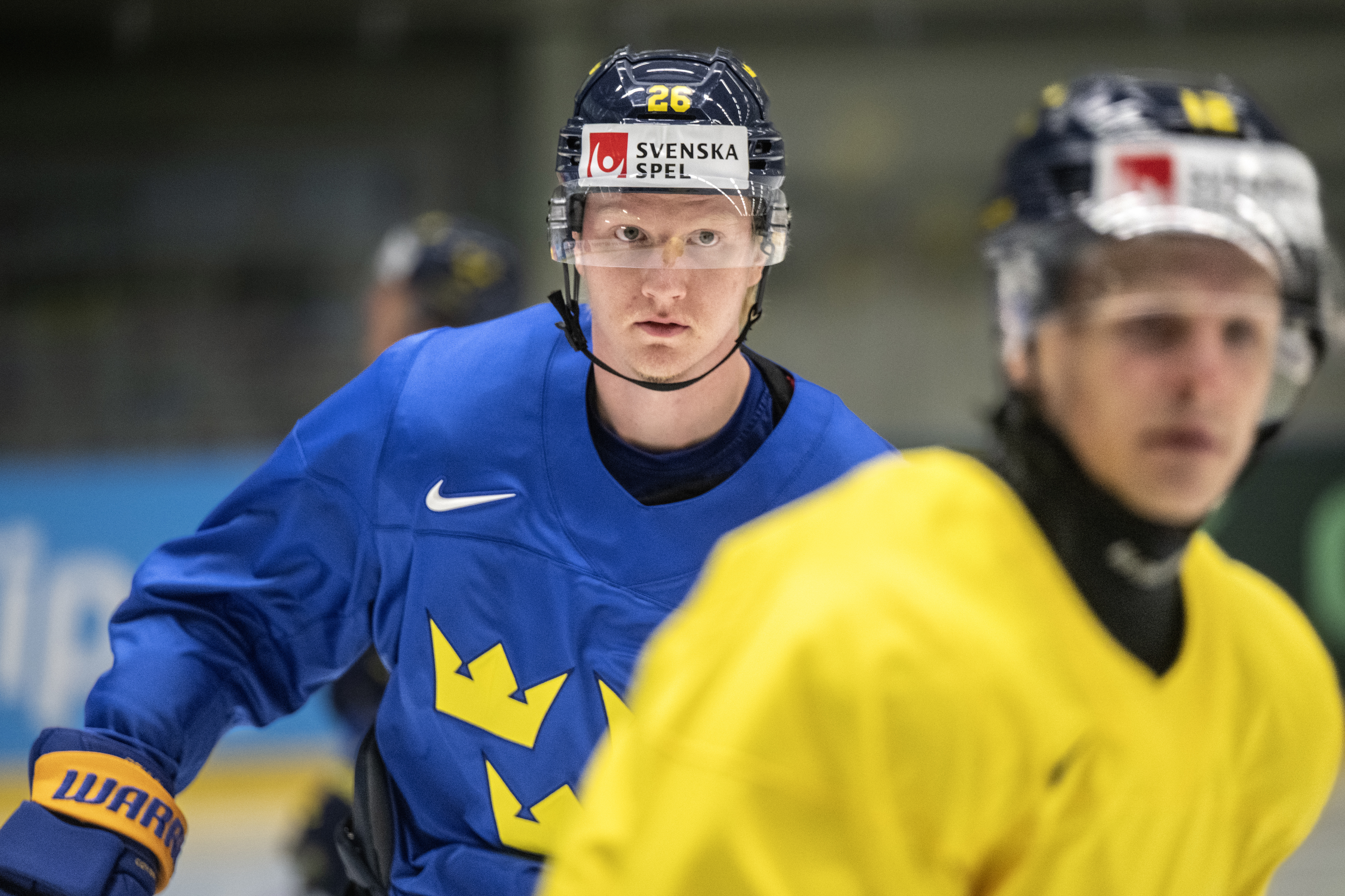Rasmus Dahlin spelar utan halsskydd, Frölundas Max Friberg, i förgrunden, bär dock skyddet. Foto: Björn Larsson Rosvall/TT