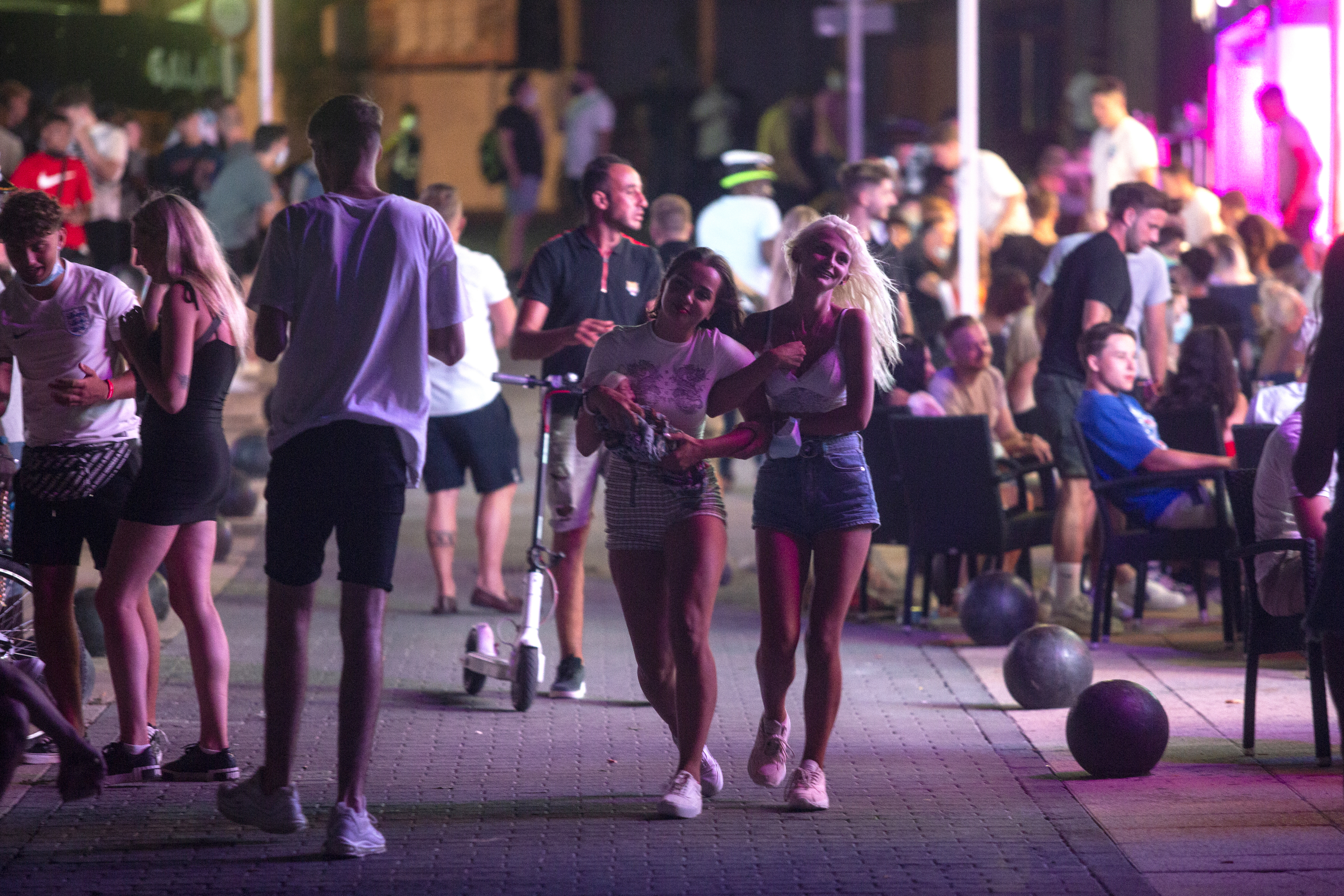 Glada turister i Magaluf på Mallorca, en av de spanska öar som omfattas av de skärpta reglerna kring festande. Foto: Joan Mateu/AP/TT