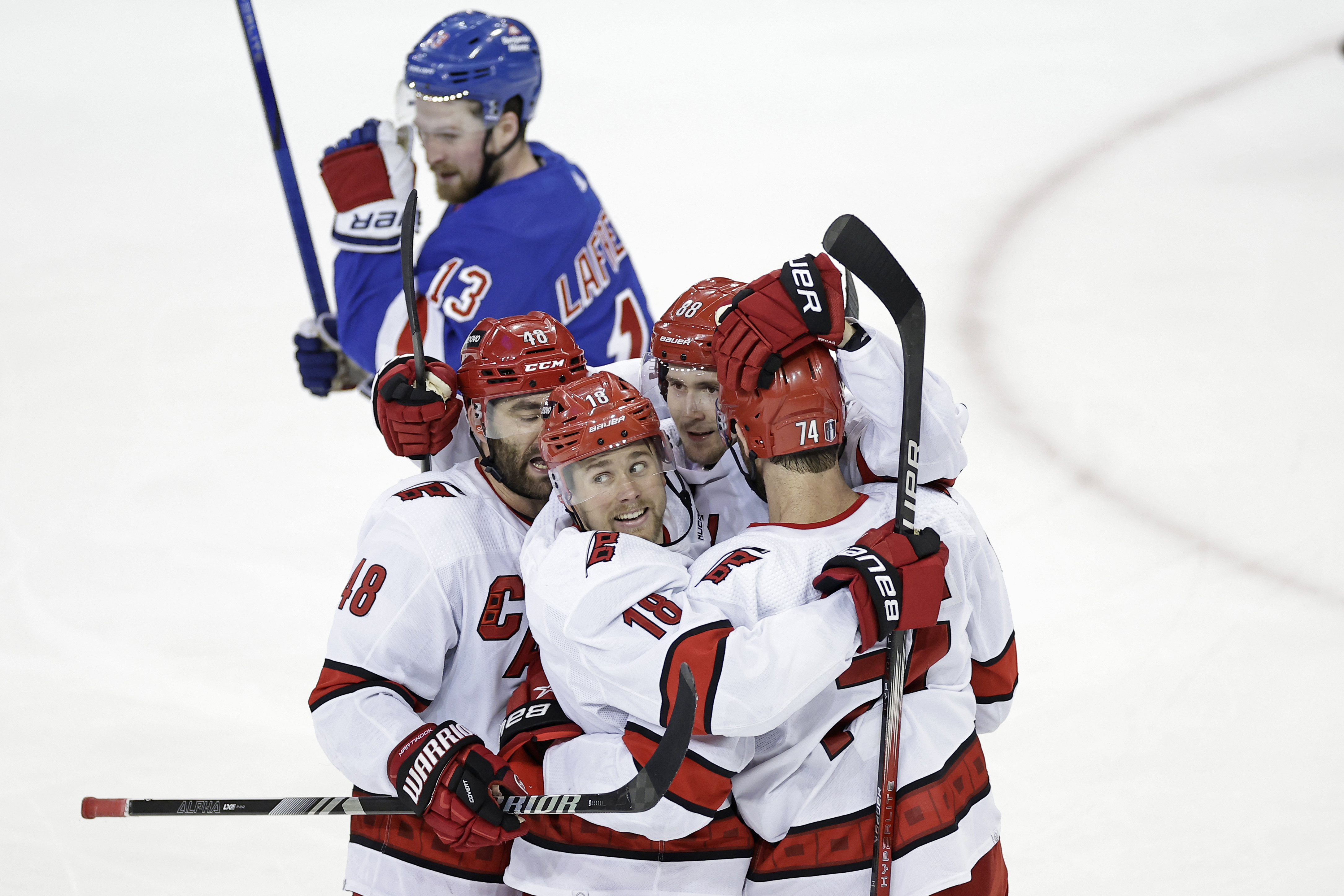 Kramkalas efter att Carolinas Martin Necas (88) gjort 4–1 i tomt mål mot New York Rangers. Foto: Adam Hunger/AP/TT