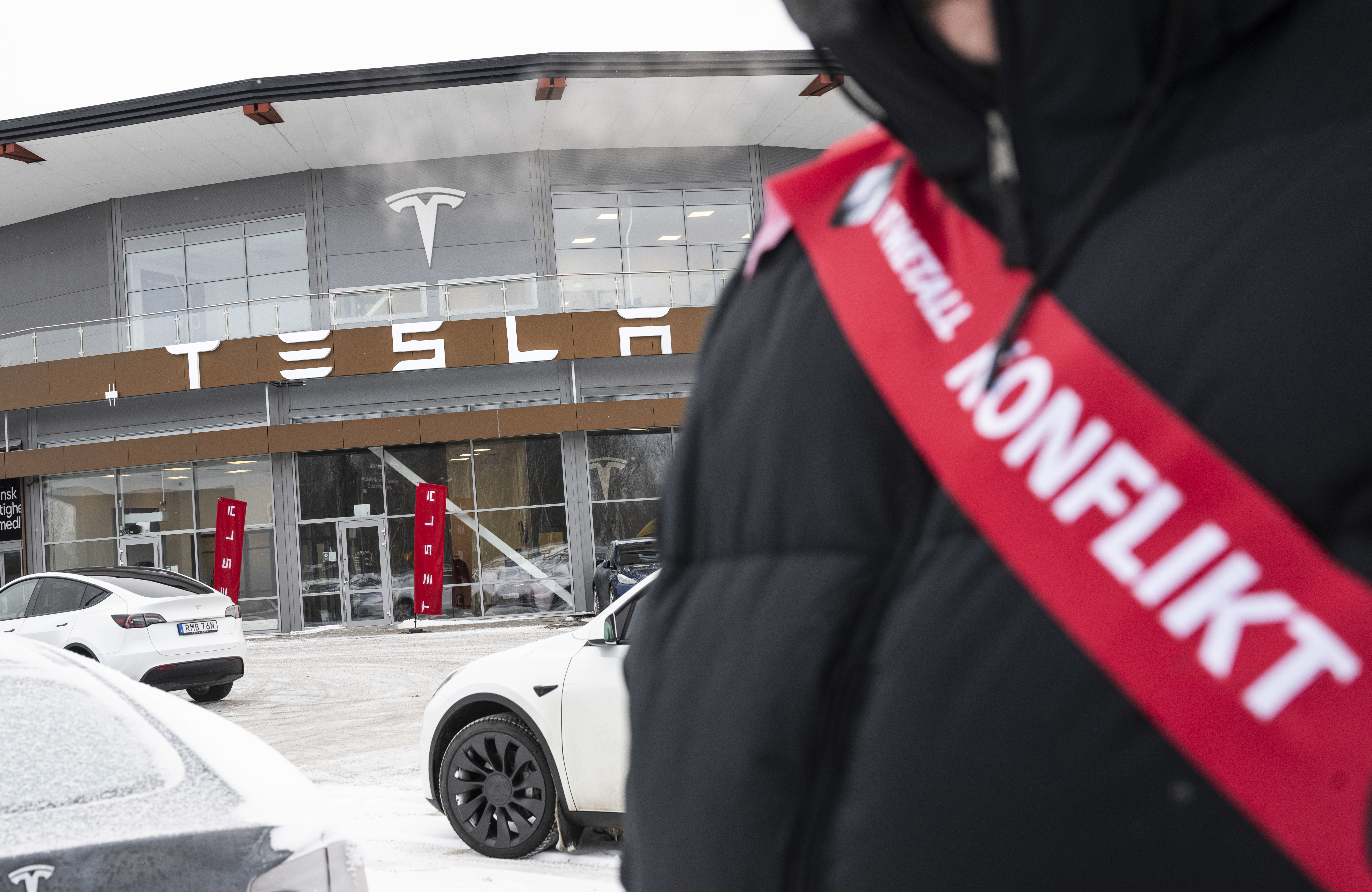En strejkvakt från IF Metall utanför bilföretaget Teslas anläggning i Örebro. Arkivbild. Foto: Pontus Lundahl/TT