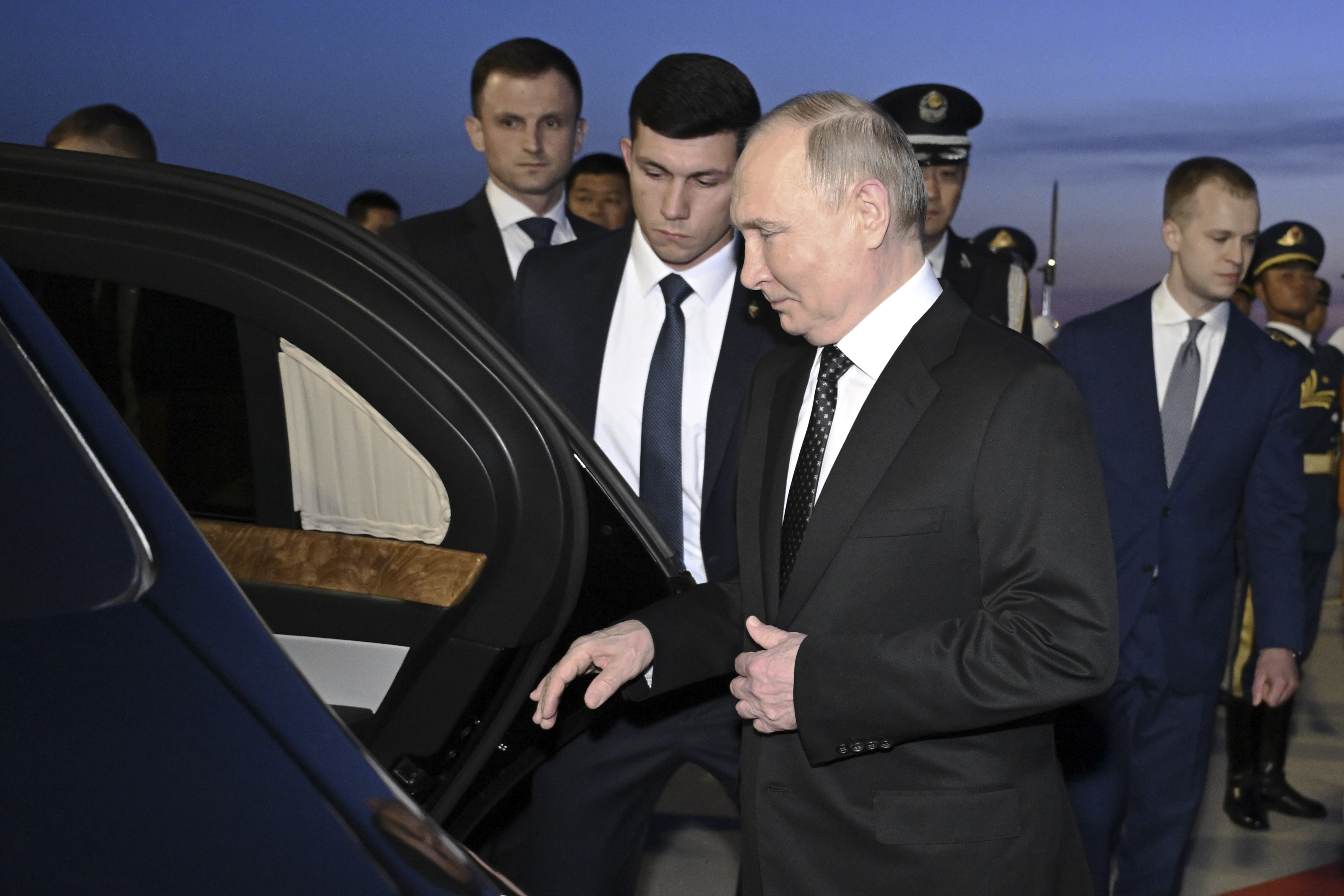 Putin efter att ha landat i Peking tidigt på torsdagsmorgonen. Foto: Yue Yuewei/ nya Kinavia AP/TT