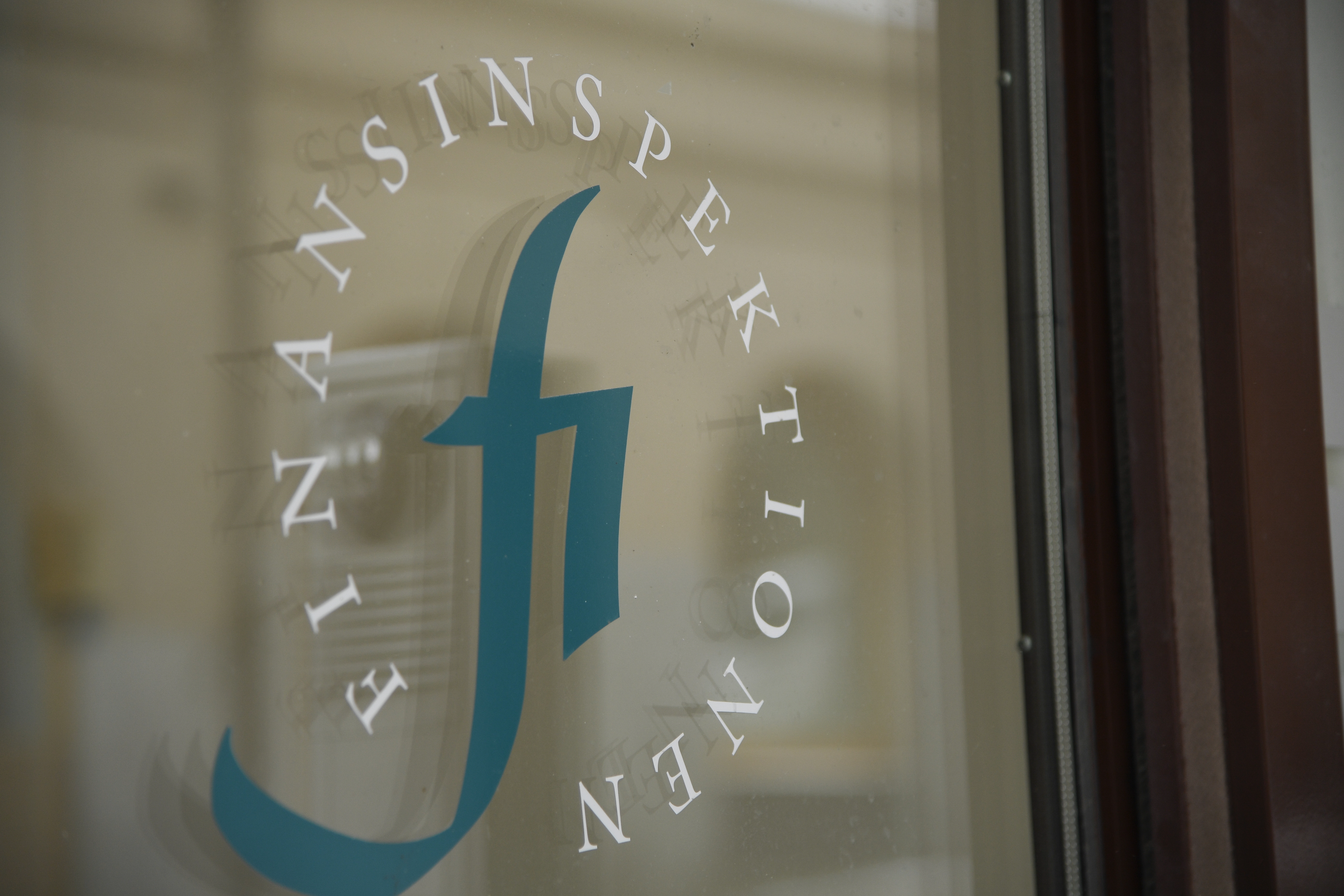 En gängkriminell slussar pengar utomlands med grönt ljus från Finansinspektionen. Arkivbild. Foto: Lars Schröder/TT