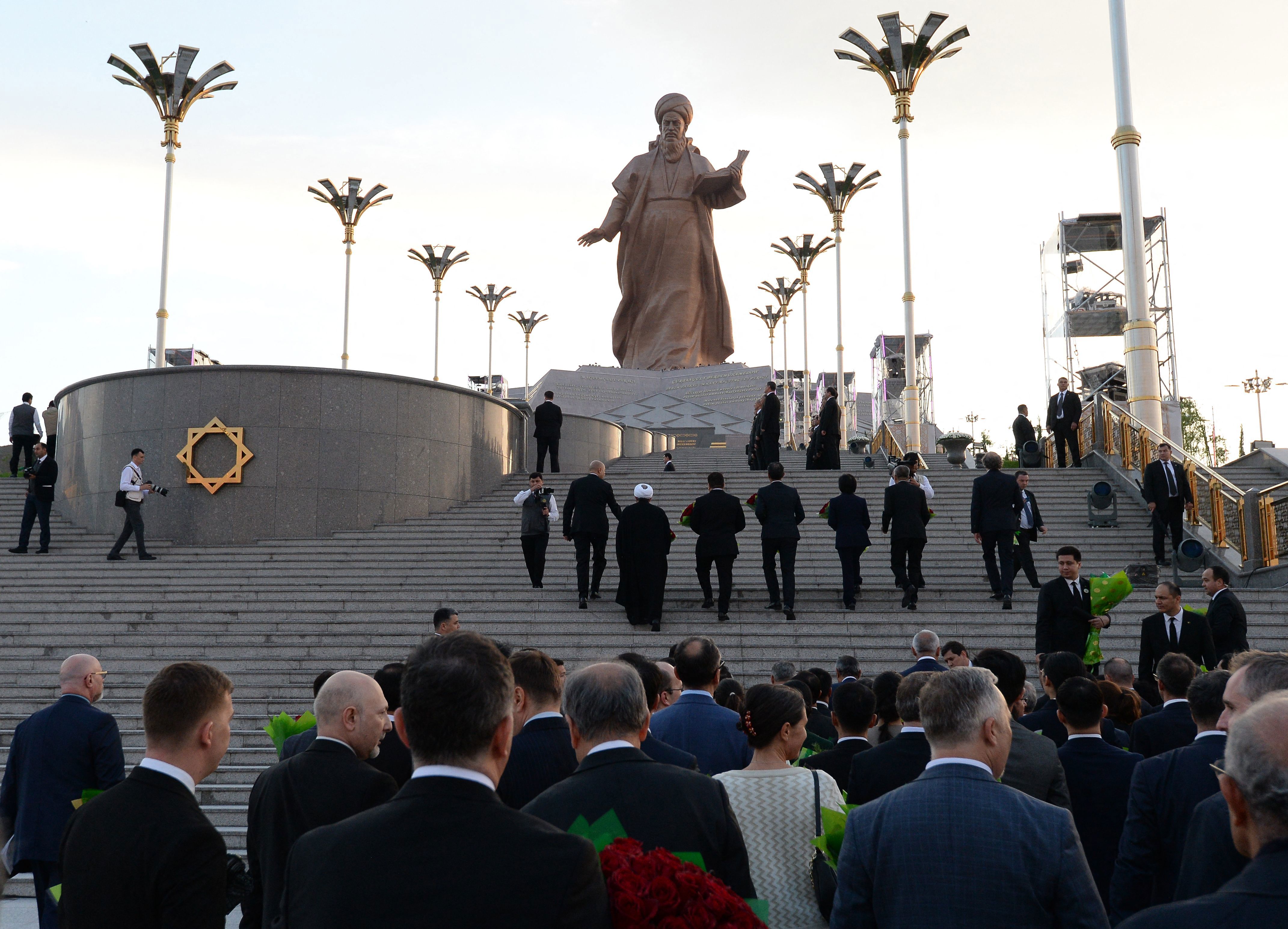 Den jättelika bronsstatyn av poeten Magtymguly Pyragy avtäcks utanför Asjchabad. Foto: Igor Sasin/AFP/TT