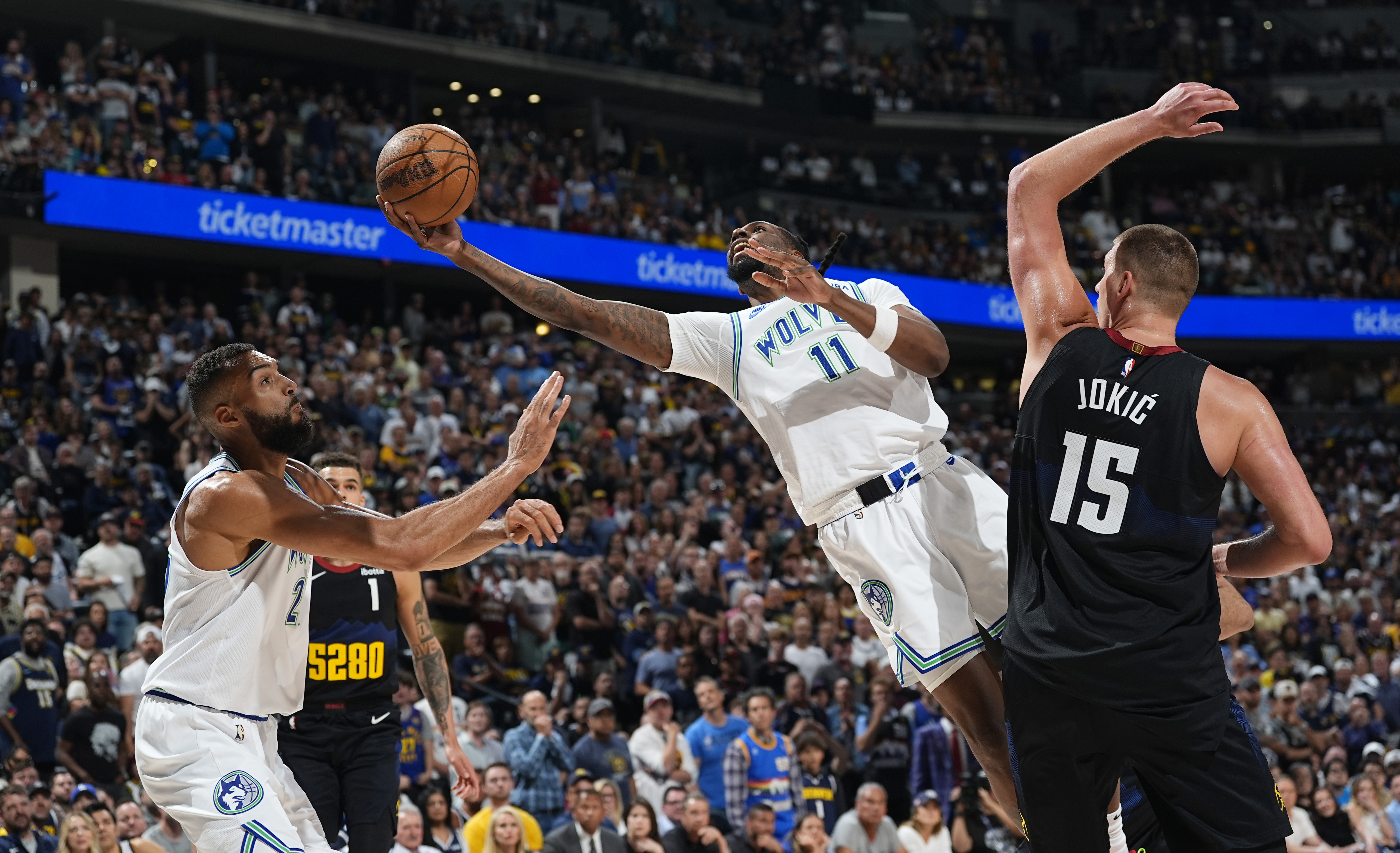 Minnesotas center Naz Reid, med bollen, var het i avgörandet mot Denver. Foto: David Zalubowski/AP/TT